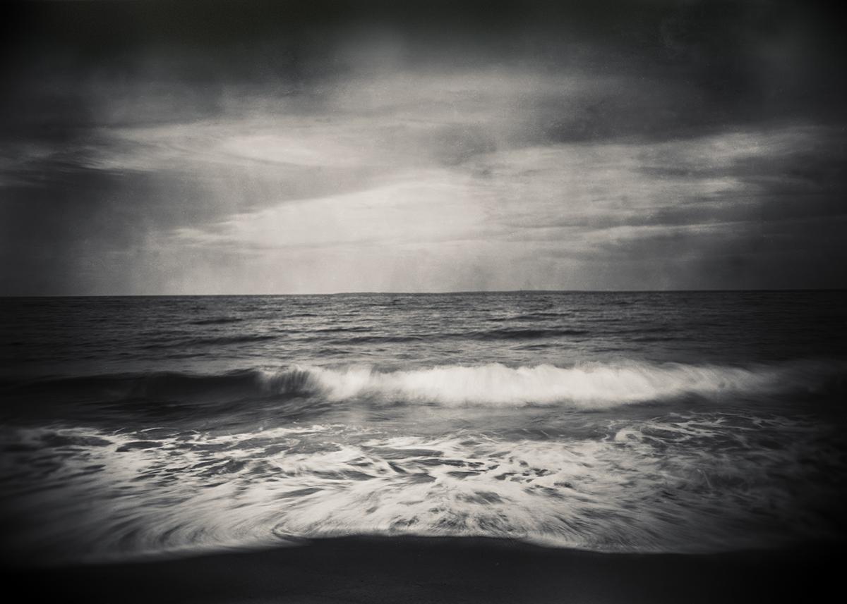 Landscape Photograph de Ron Cowie - Como la Espalda de una Mujer - Fotografía en Blanco y Negro, Paisaje, Océano, Olas, Mar