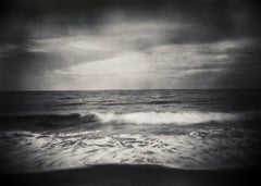 Like a Woman's Back - Schwarz-Weiß-Fotografie, Landschaft, Ozean, Wellen, Meer, Meer