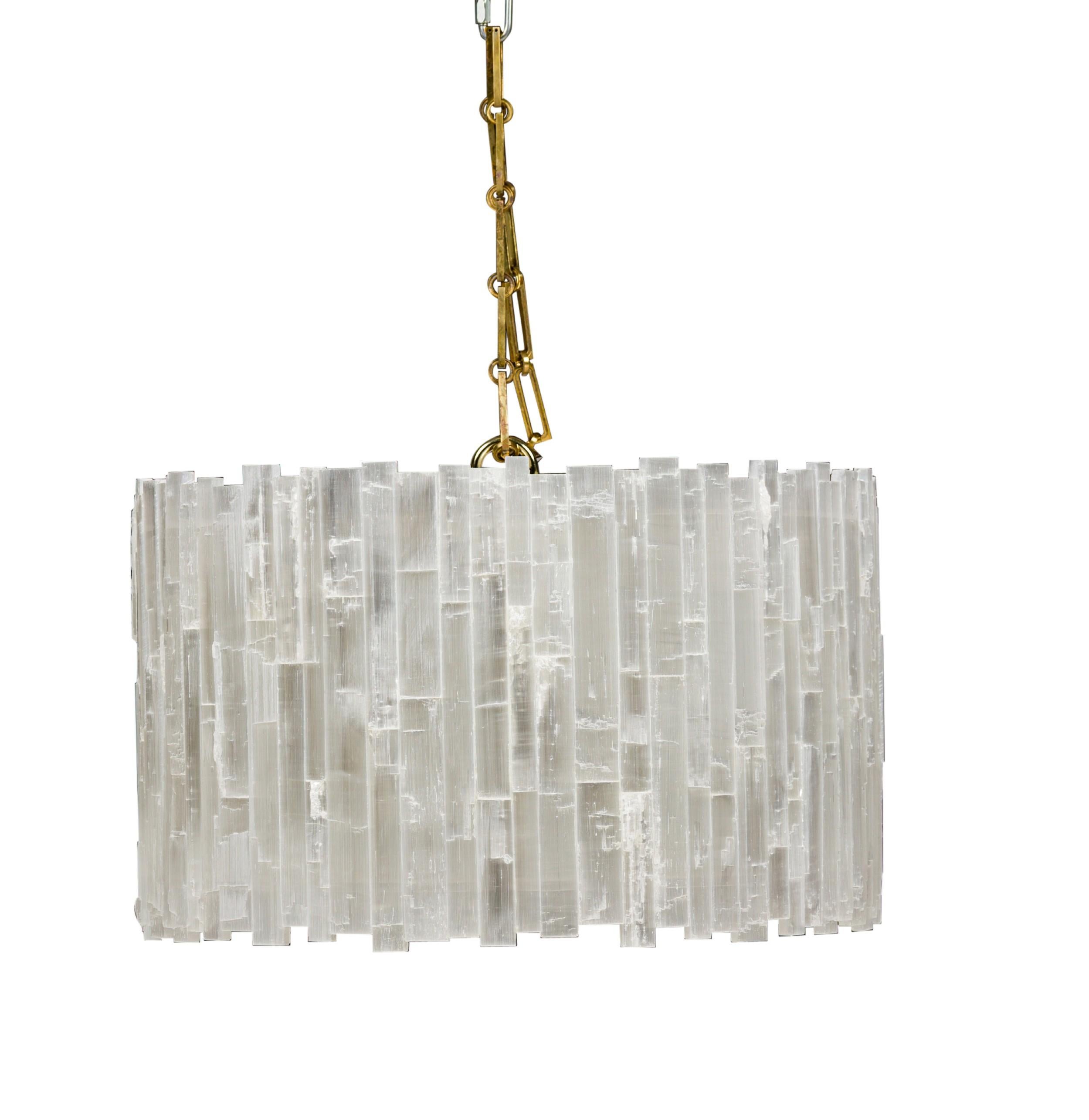 Amerikanischer zeitgenössischer runder handgemeißelter Selenit auf Acryl mit einem schmalen vertikalen Paneel-Design (RON DIER) (ähnlich NWL6053-2 tier)