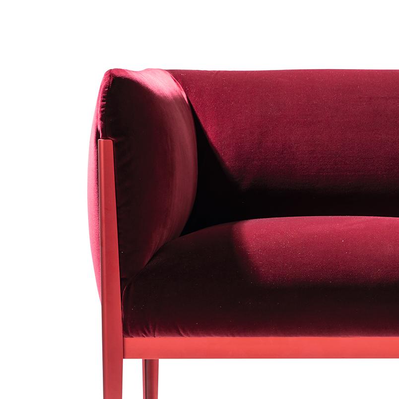 Sessel entworfen von Ronan & Erwan Bourroullec im Jahr 2019. Hergestellt von Cassina in Italien.

Ein Esszimmerstuhl mit niedriger Armlehne, der so bequem ist wie ein richtiger Sessel, lädt auf elegante Weise zum Sitzen und Entspannen ein; eine