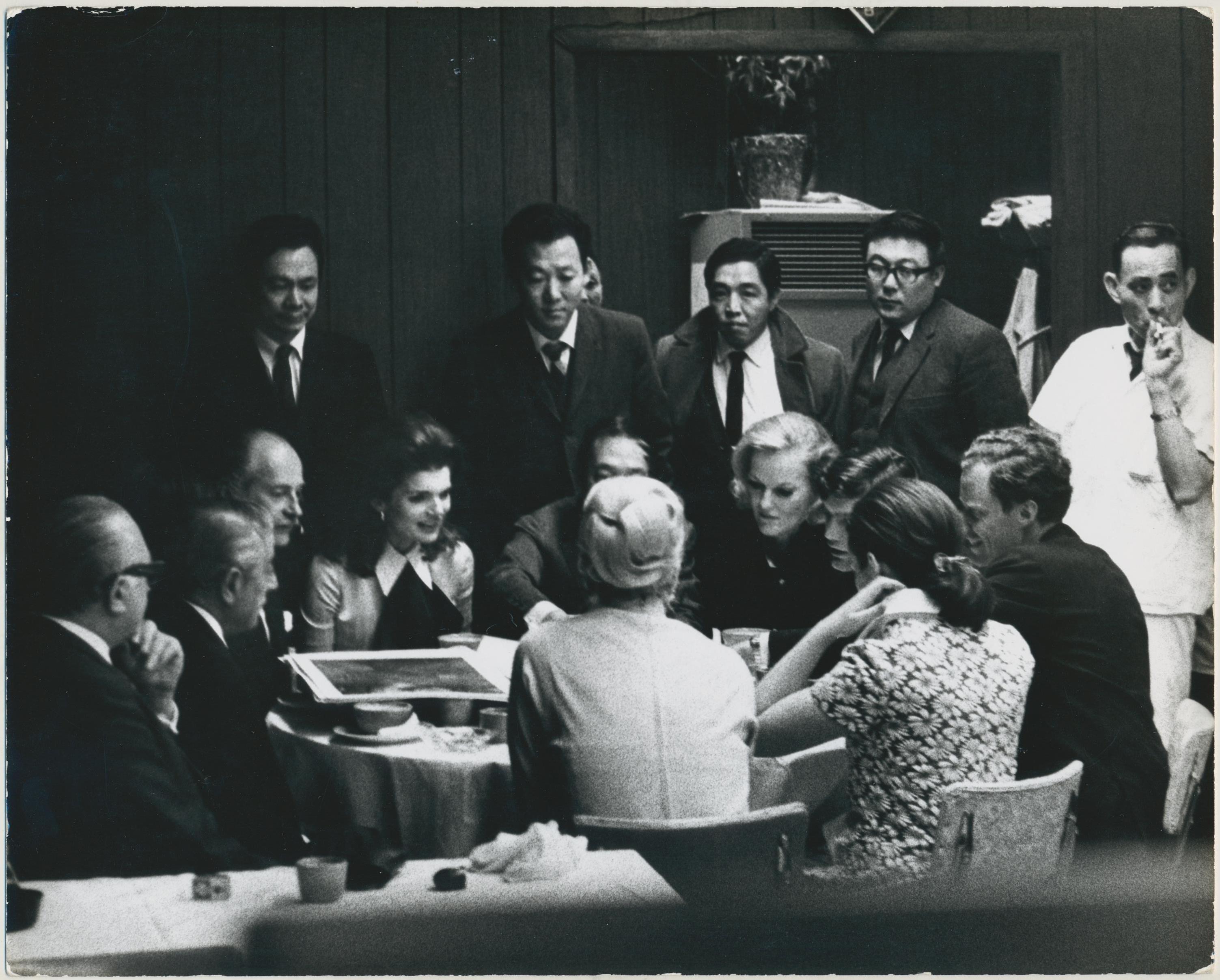 Schwarz-Weiß-Fotografie von Ari Onassis, 1969, 20,2 x 25,2 cm – Art von Ron Galella