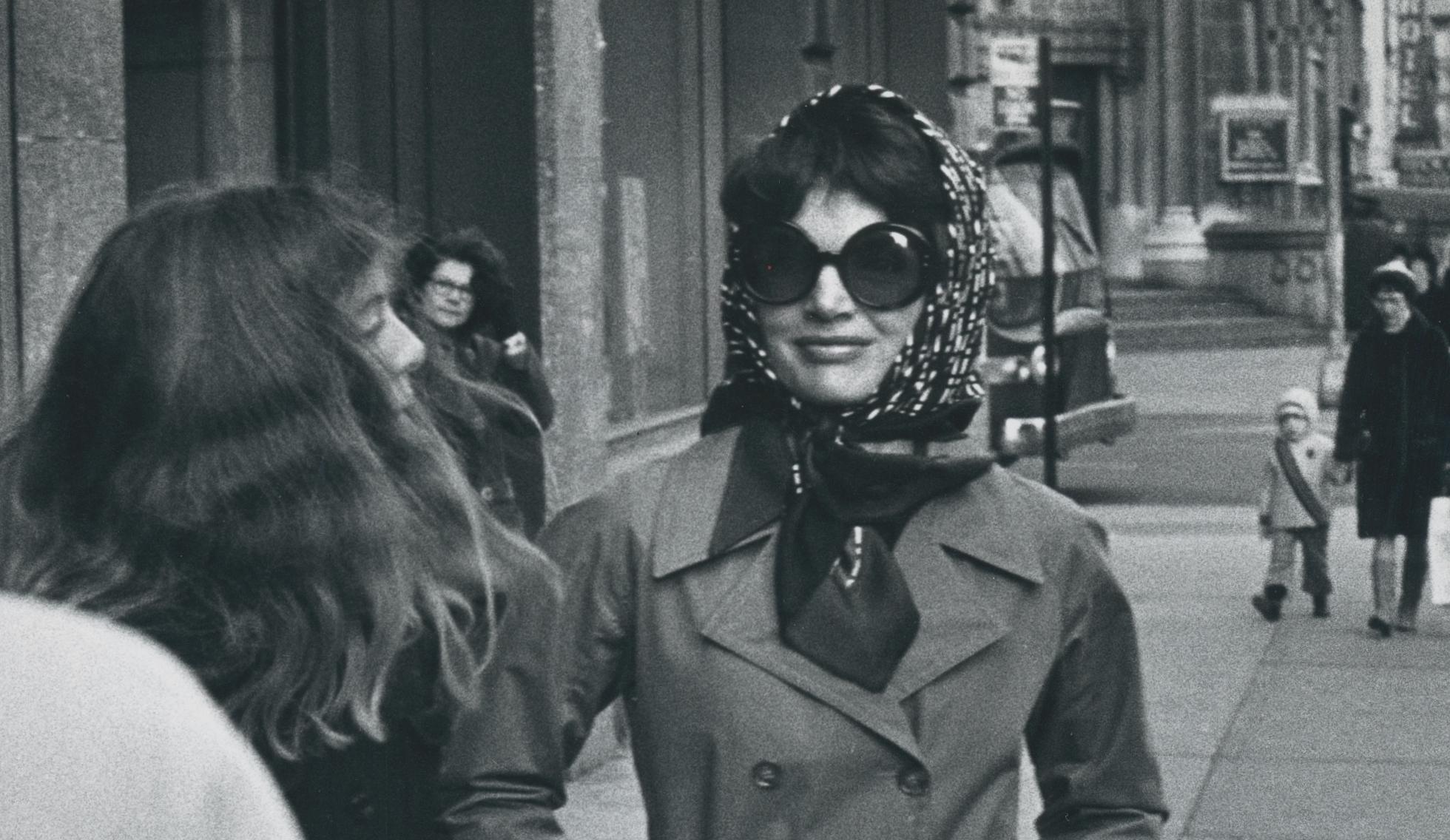 Jackie Kennedy; Straßenfotografie; ca. 1970 – Photograph von Ron Galella