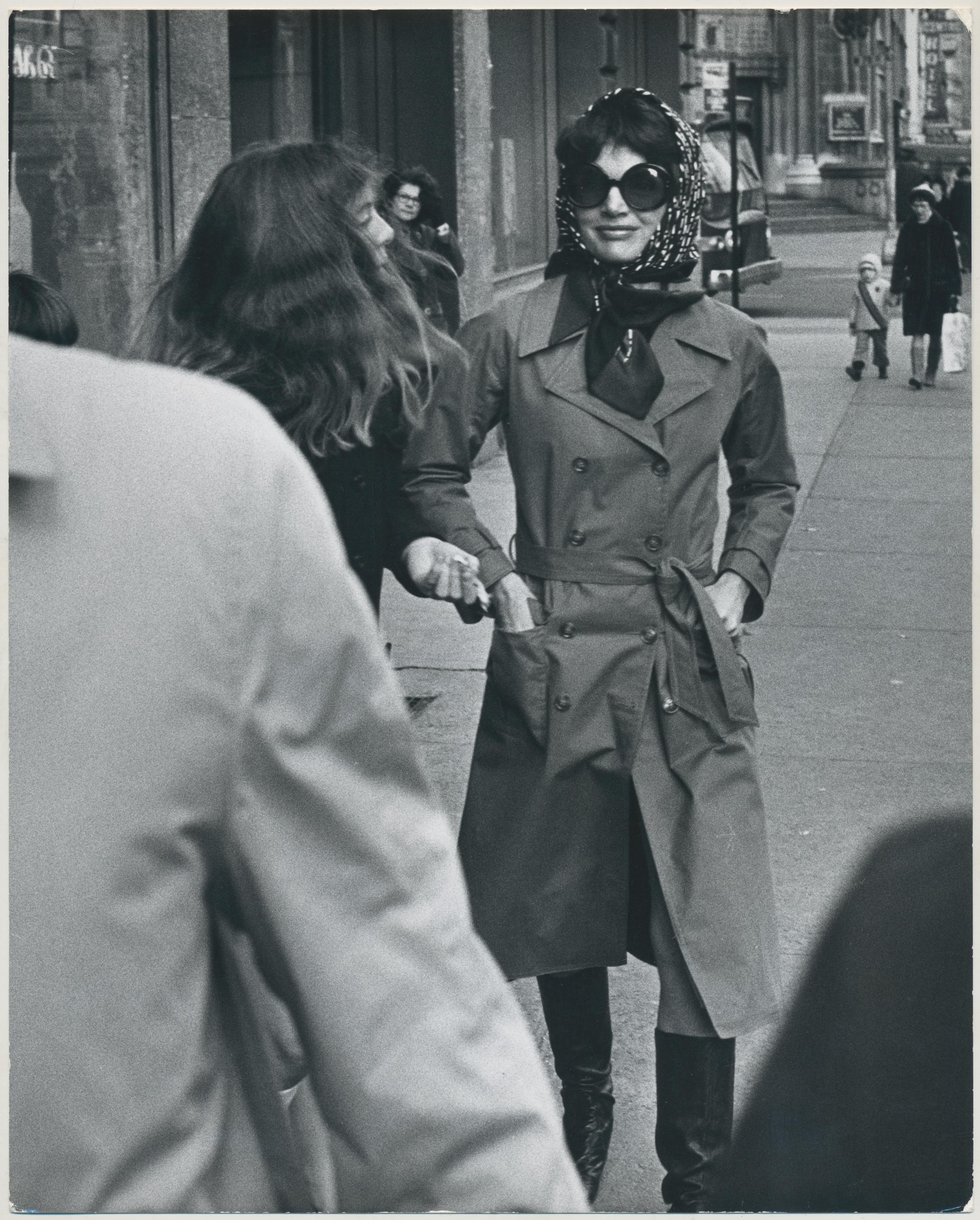 Ron Galella Black and White Photograph – Jackie Kennedy; Straßenfotografie; ca. 1970
