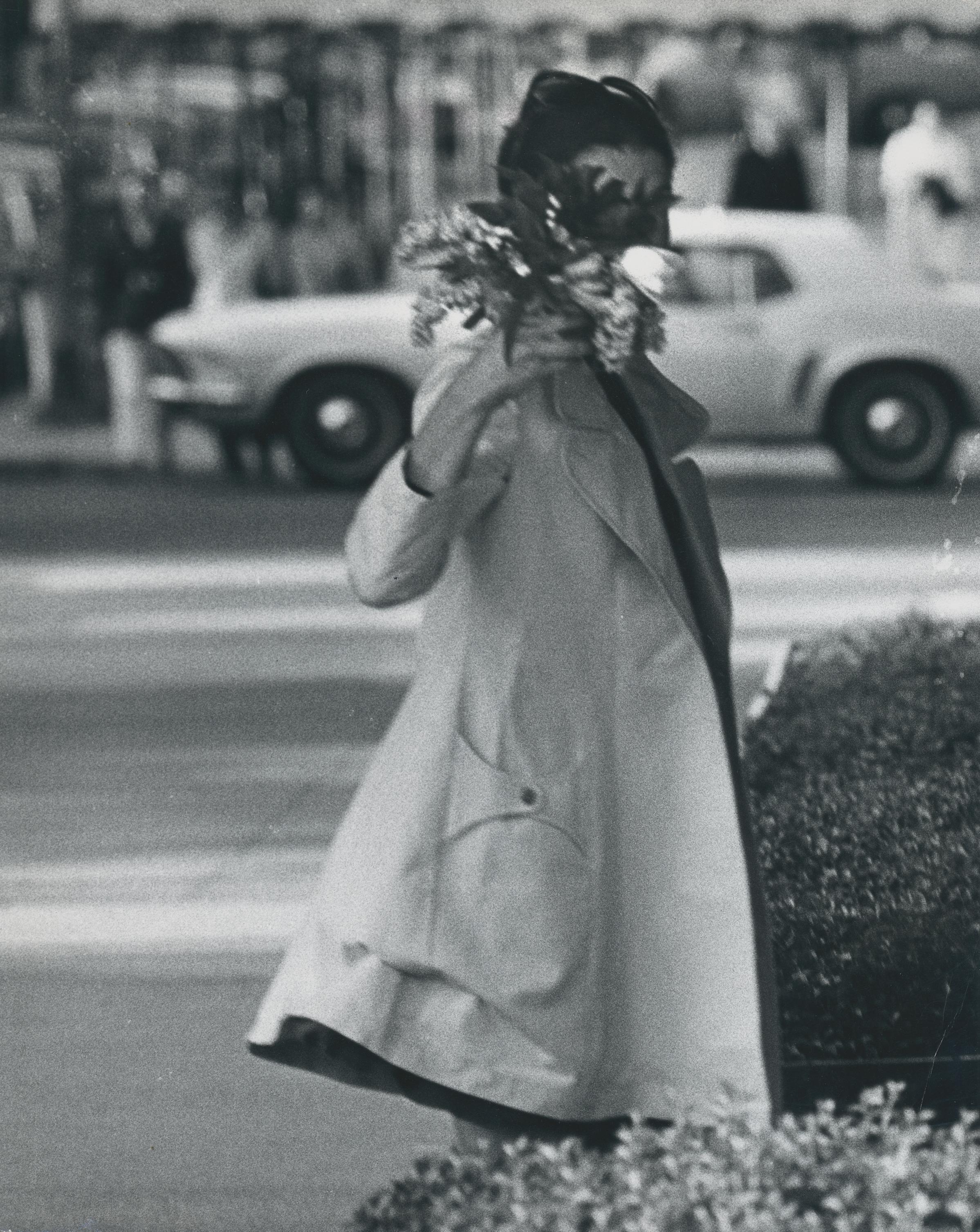 Jackie Onassis, photographie en noir et blanc, vers 1960 - Art de Ron Galella