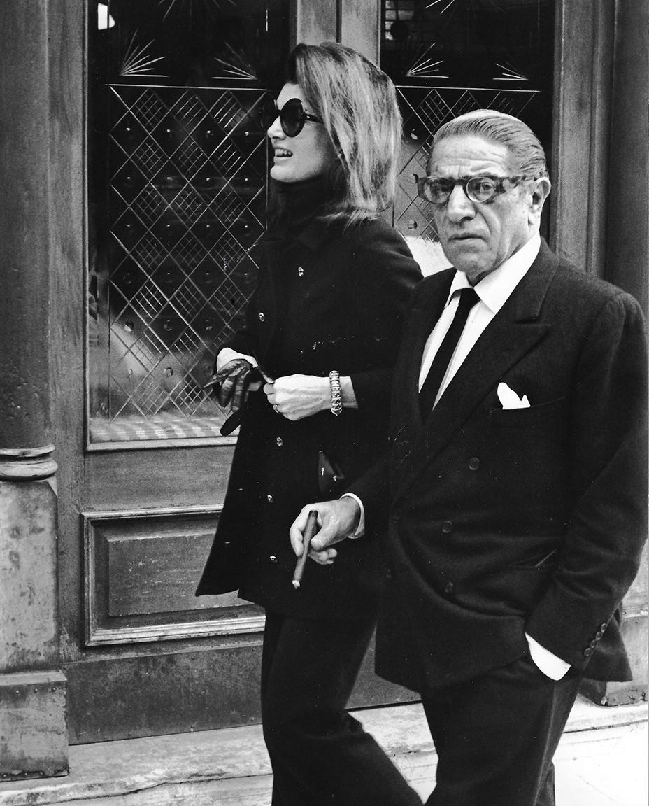 Ron Galella Black and White Photograph – Jacqueline Kennedy und Aristoteles Onassis bei P.J. Clarke's Restaurant, New York