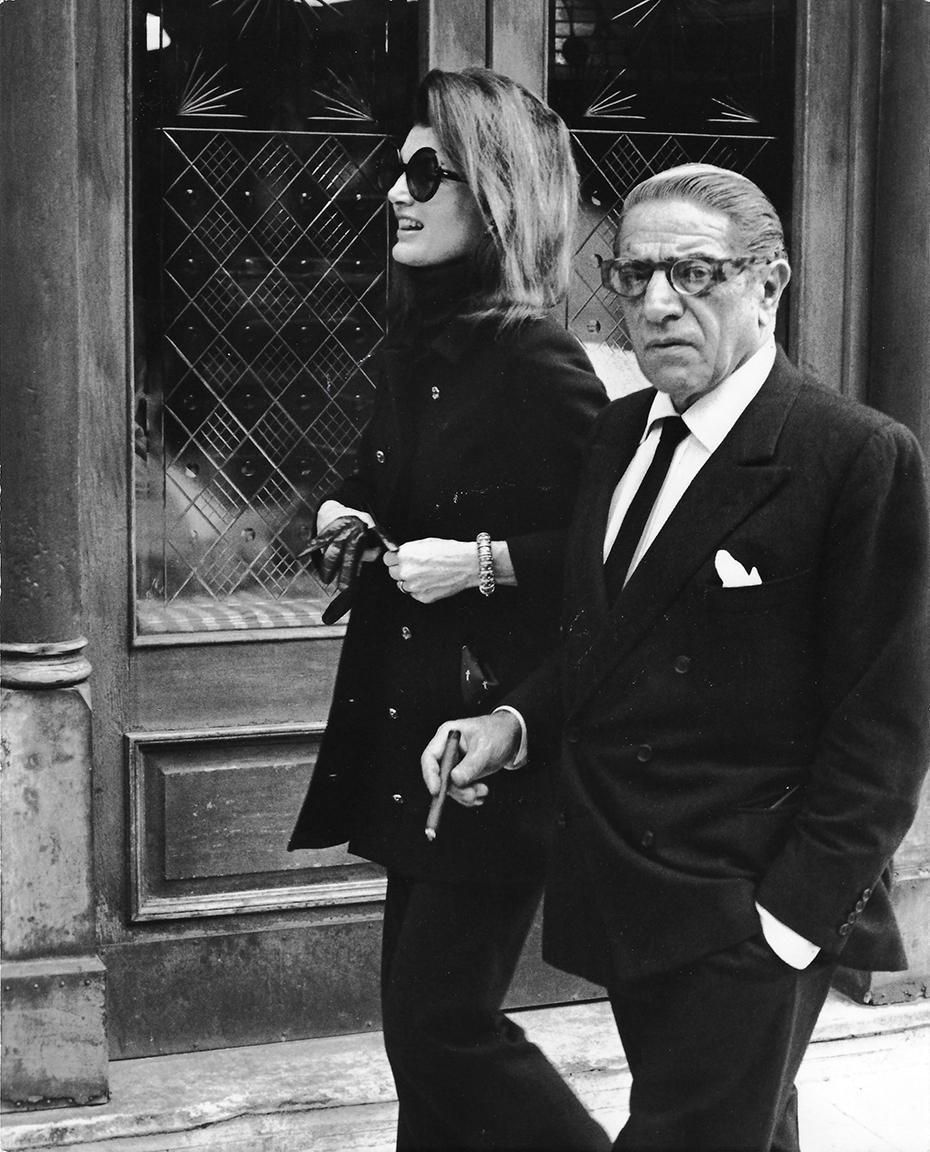 Jacqueline Kennedy y Aristóteles Onassis en P.J. Restaurante Clarke's, Nueva York - Photograph de Ron Galella