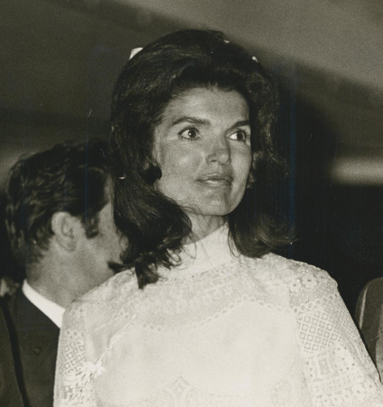 Réception, Jackie Kennedy Onassis, Grèce, 1968, 20,2 x 29,9 cm - Moderne Art par Ron Galella