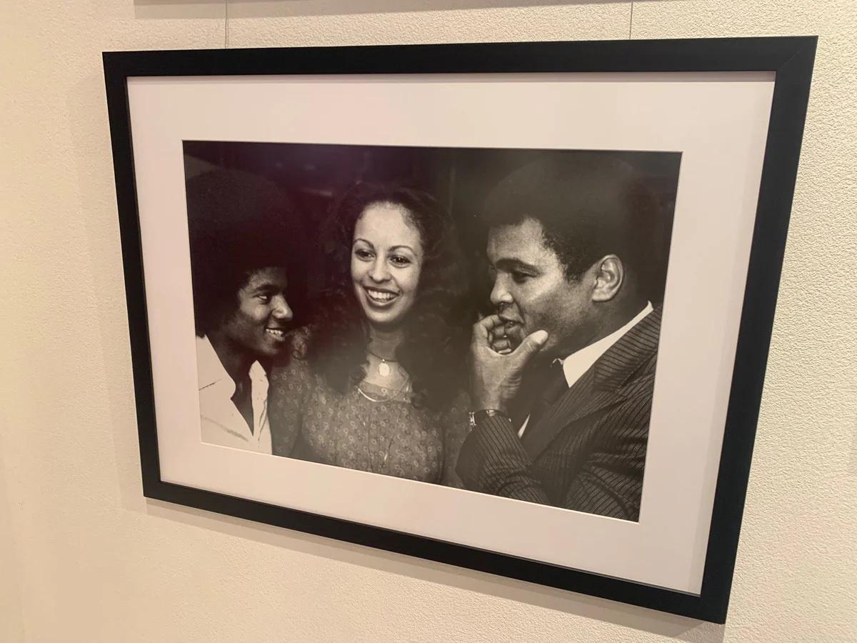 GALELLA – Michael Jackson &Muhammad Ali und seine Frau Veronica Parker Ali, 1977 – Photograph von Ron Galella
