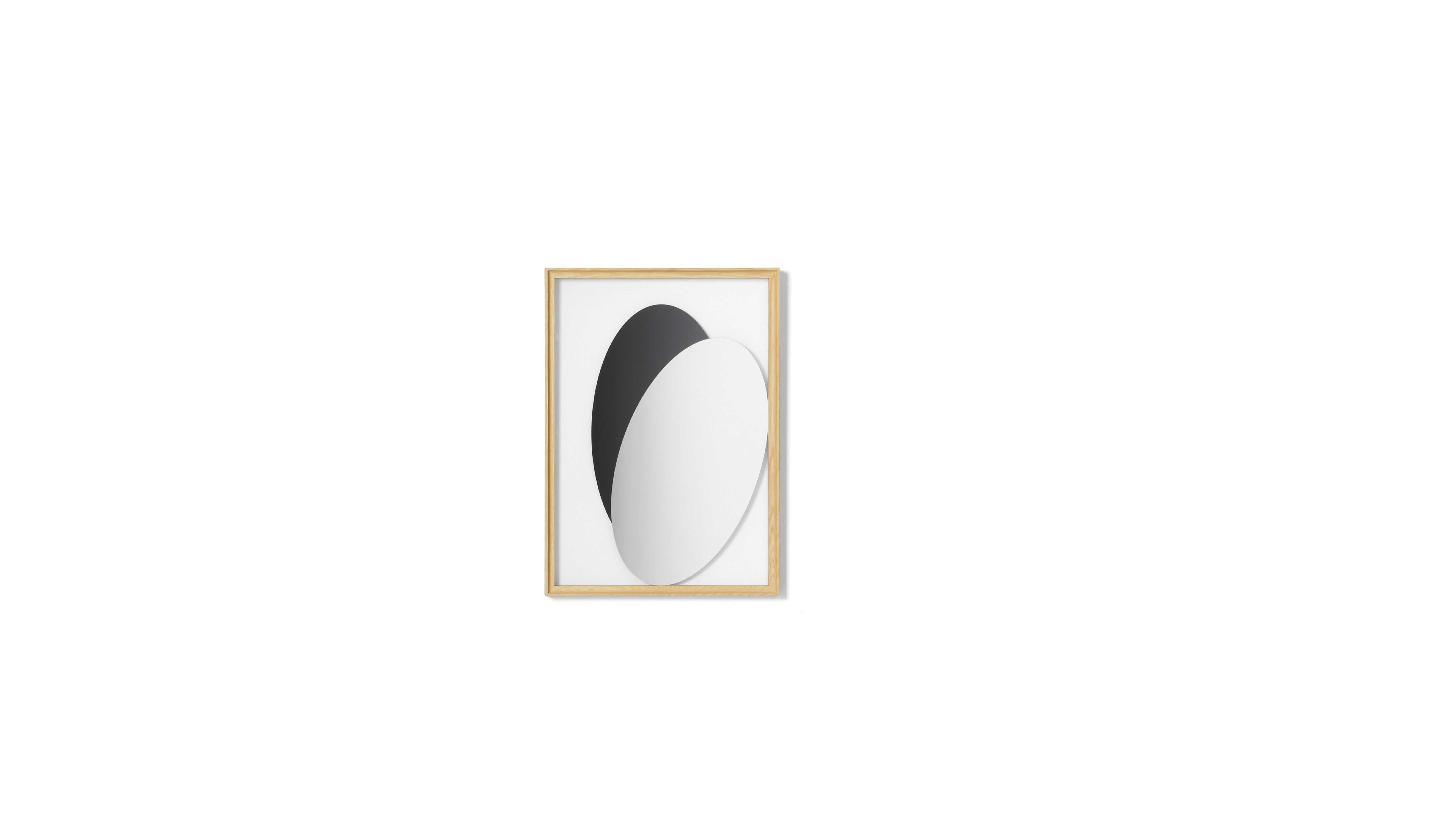 Une collection de miroirs design, objets hybrides d'une facture exceptionnelle, imaginés par Ron Gilad à travers l'ingénierie de la construction et la fabrication de meubles de qualité. Le cadre peut être démonté pour nettoyer les miroirs et est