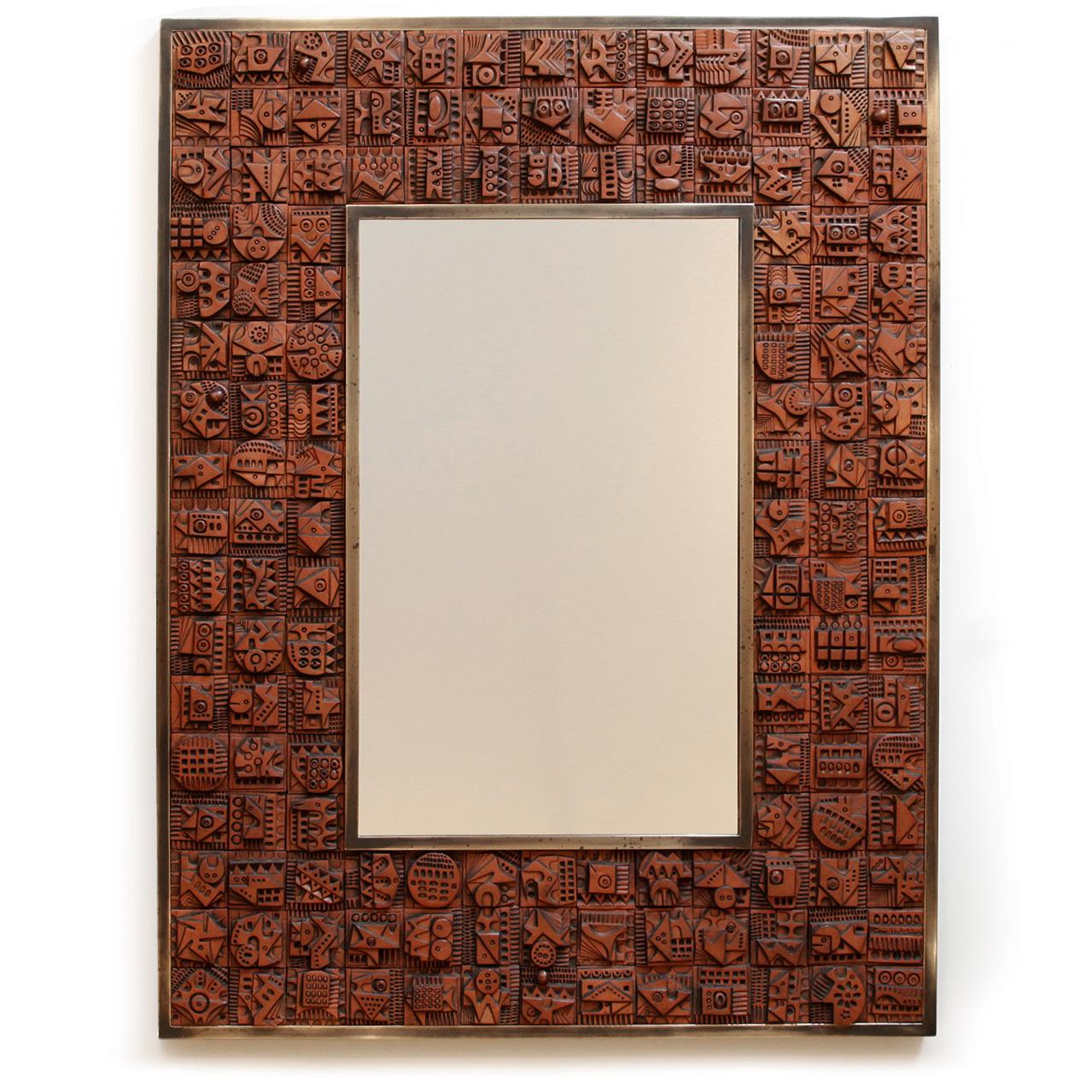 Superbe miroir original réalisé par l'artiste, avec 144 carreaux de terre cuite faits à la main de manière unique. Signé par l'artiste dans l'un des carreaux. Ce grand miroir frappant a une grande touche de brutalisme et de modernisme. Un autre