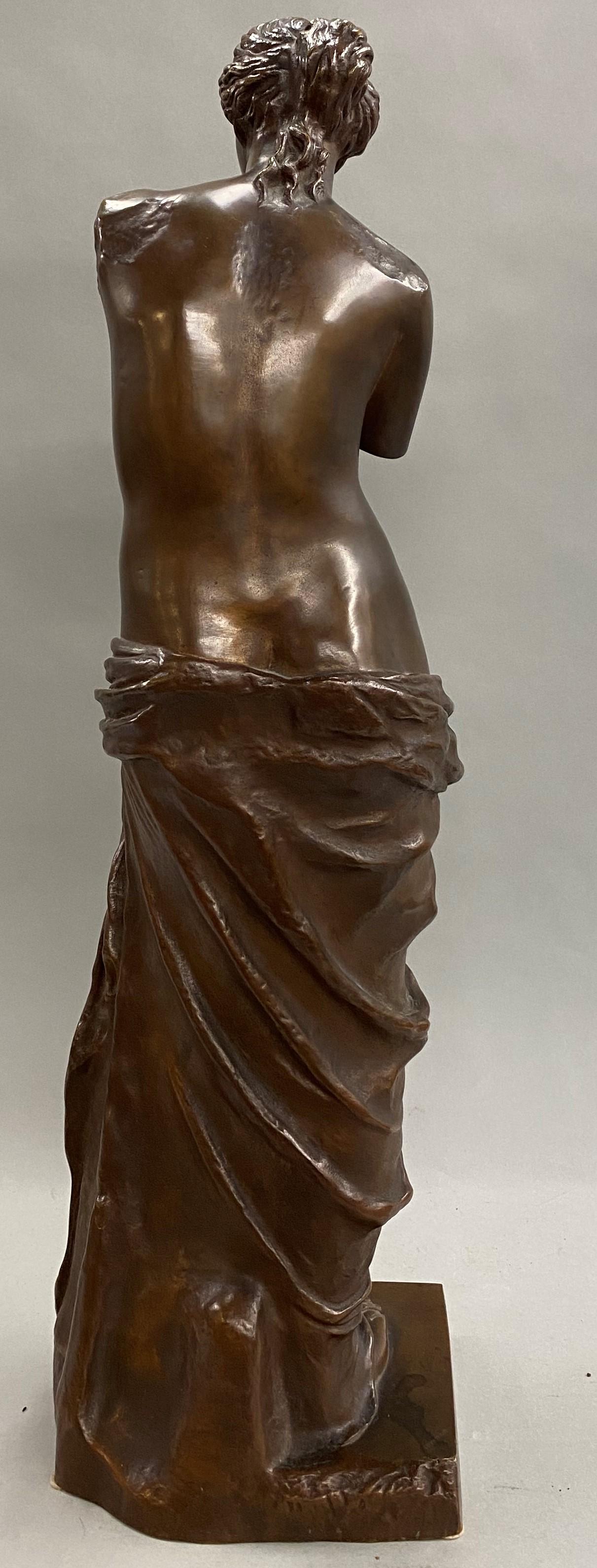 Fino bronce patinado de la icónica estatua griega clásica de Venus de Milo, con incisiones del artista en el lado de la base (posiblemente el escultor francés del siglo XIX Ron Liod Sauvage) y el sello 