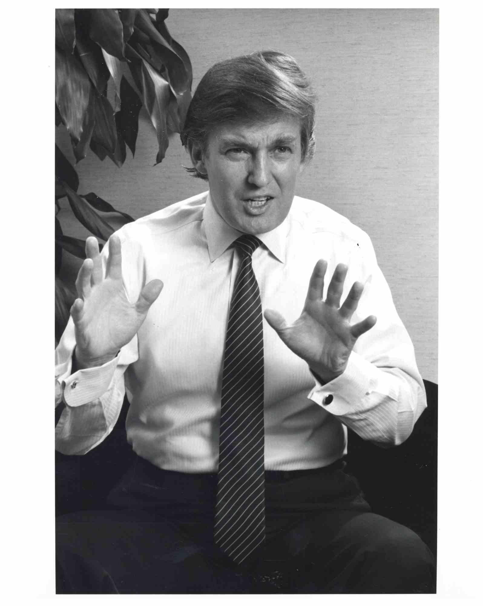 Donald Trump por Ron O'Rourke es una impresión fotográfica sobre papel baritado.

Realizado por un famoso fotógrafo estadounidense para su publicación en la revista Playboy 3-1990. 

Cliché original de la revista aplicado en el reverso.

Dim: cm 20