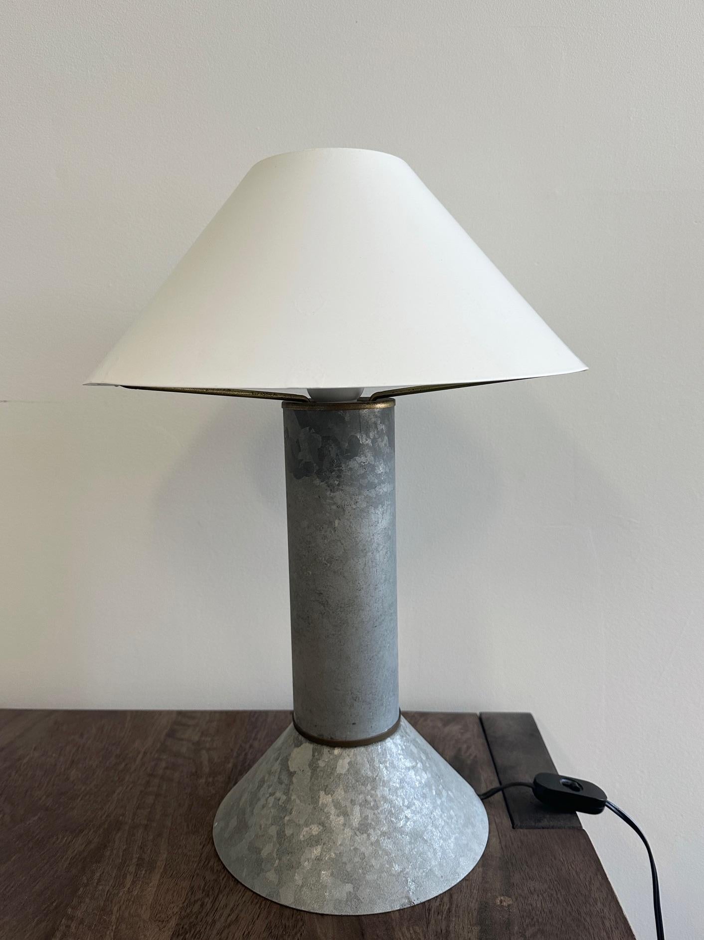 Lampe Ron Rezek avec abat-jour amovible en zinc Bon état - En vente à San Francisco, CA