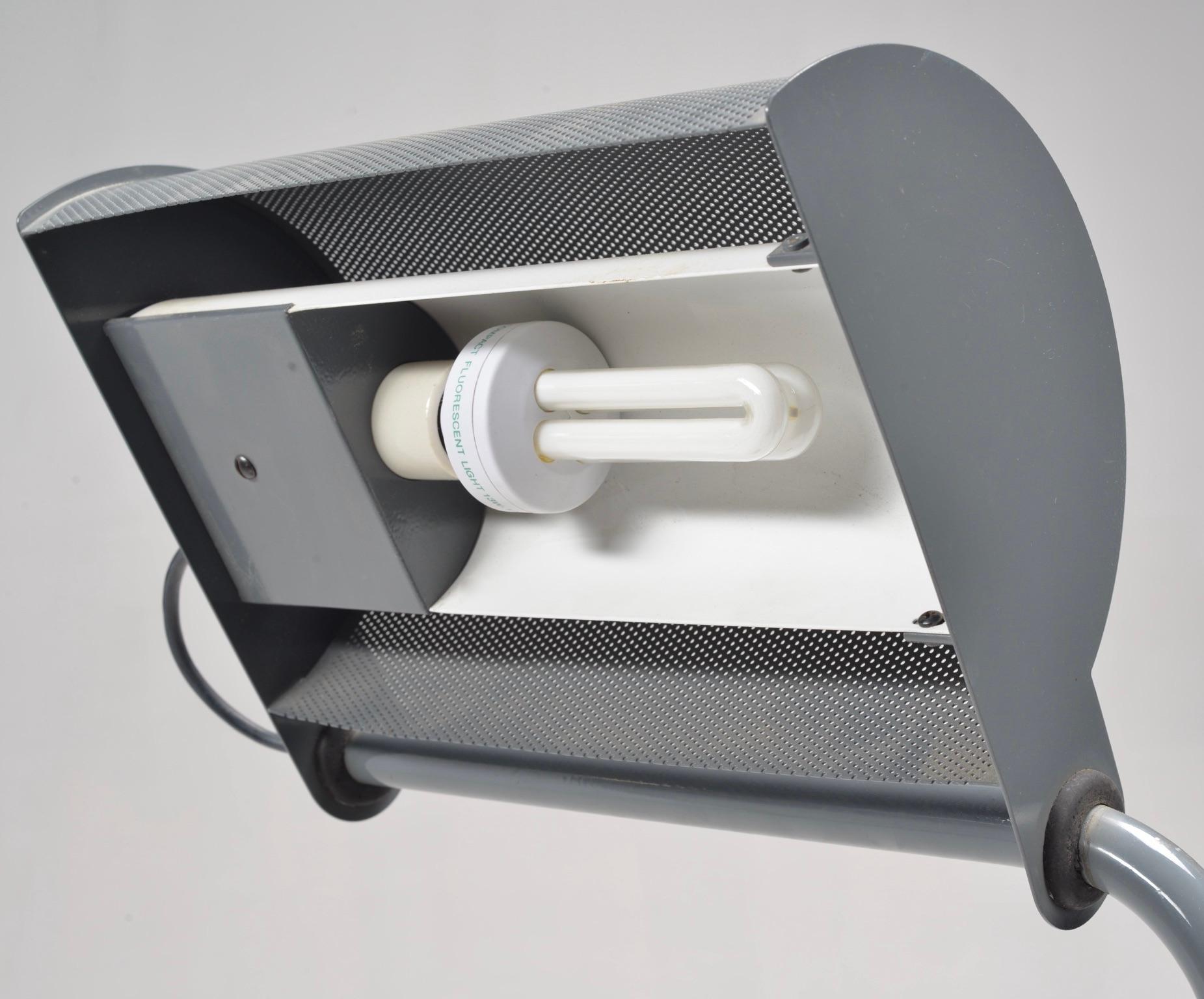 Ron Rezek Moderna de mediados de siglo Casella , Lámpara de pie de los años 70 siglo XX en venta