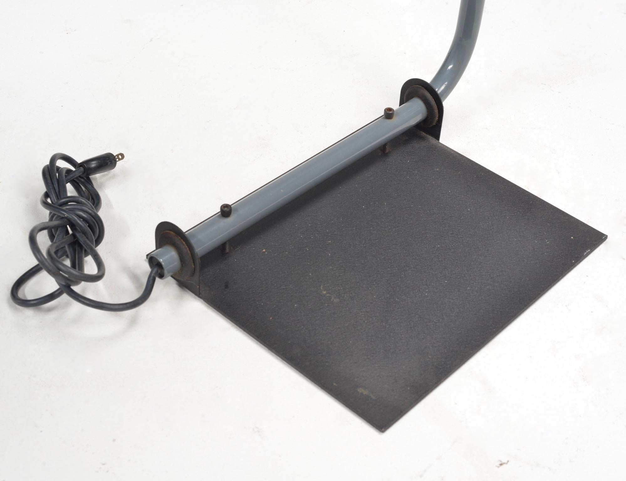 Ron Rezek Moderna de mediados de siglo Casella , Lámpara de pie de los años 70 Aluminio en venta