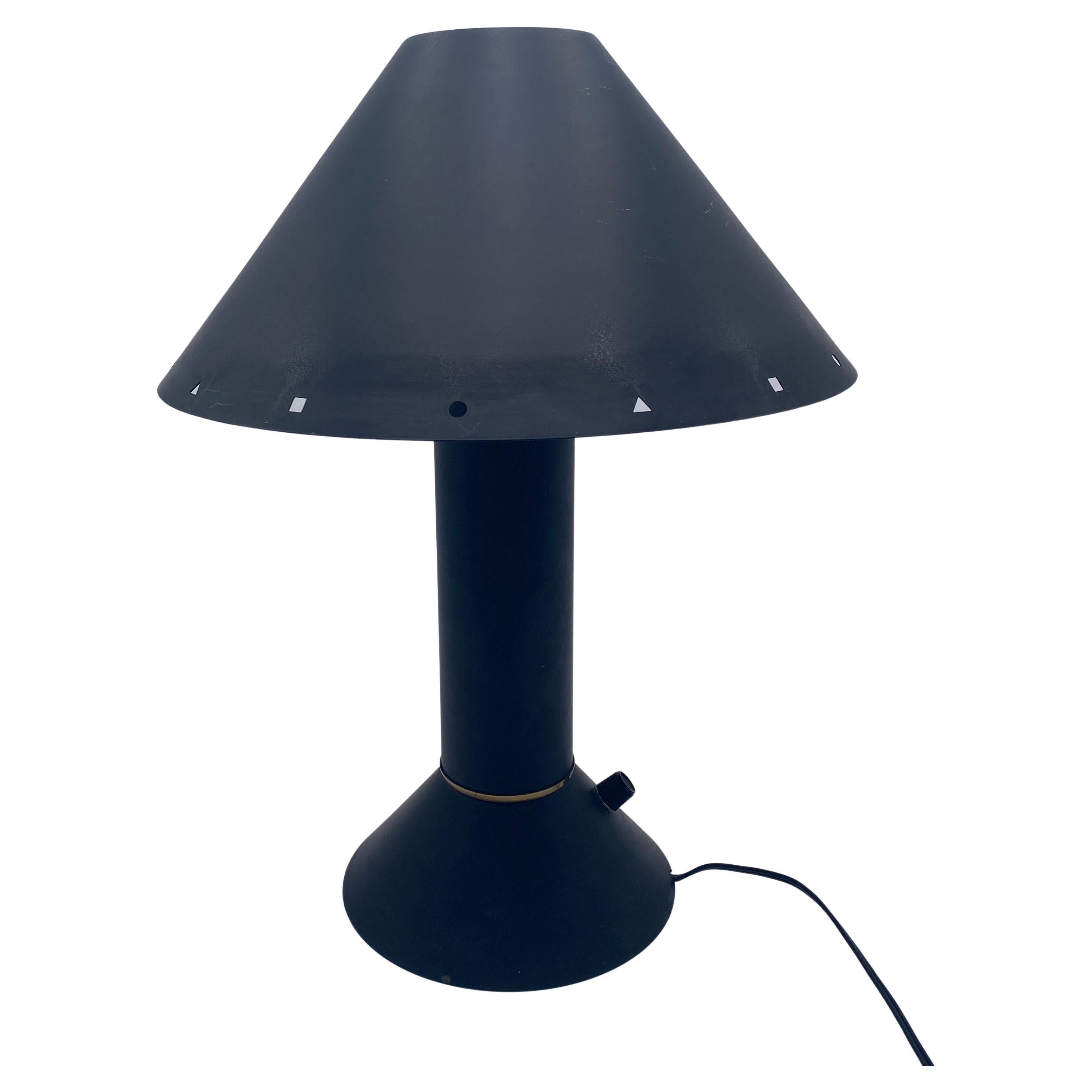 Lampe de table post-moderne du designer d'éclairage de Los Angeles Ron Rezek, c.1980. La lampe présente un cadre en métal émaillé noir et un abat-jour noir amovible avec un anneau en laiton poli qui se trouve au bas de la base en forme de cône.