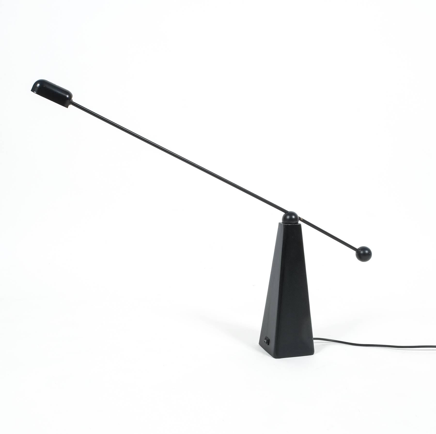 Wunderschöne minimalistische Schreibtischlampe aus schwarzem Metall vom amerikanischen Designer Ron Rezek für Bieffeplast, Italien. Der Gegengewichtsarm ermöglicht es, die Leuchte in alle Richtungen zu schwenken und zu bewegen. Schwerer Pyramidenfuß
