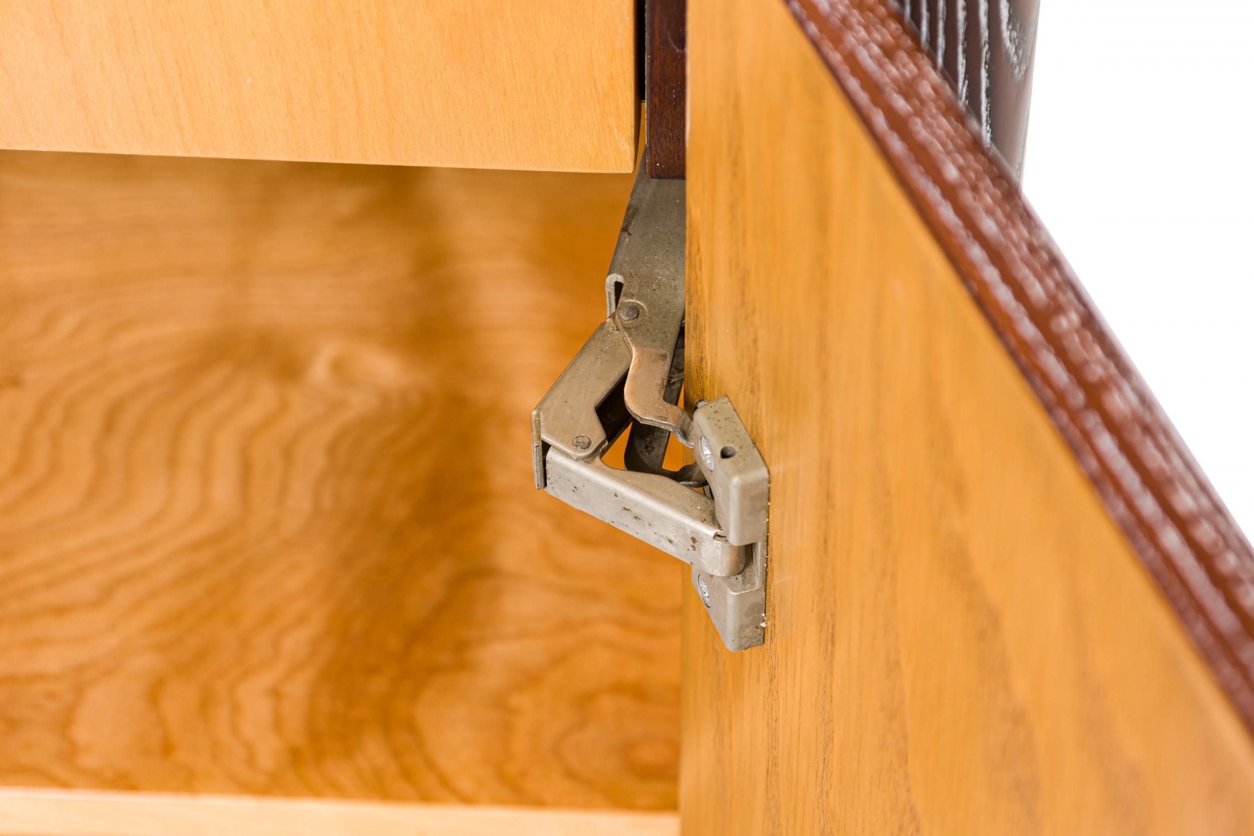 Credenza americana di metà secolo Ron Seff in legno cerato e cromo ad alto contrasto in vendita 3