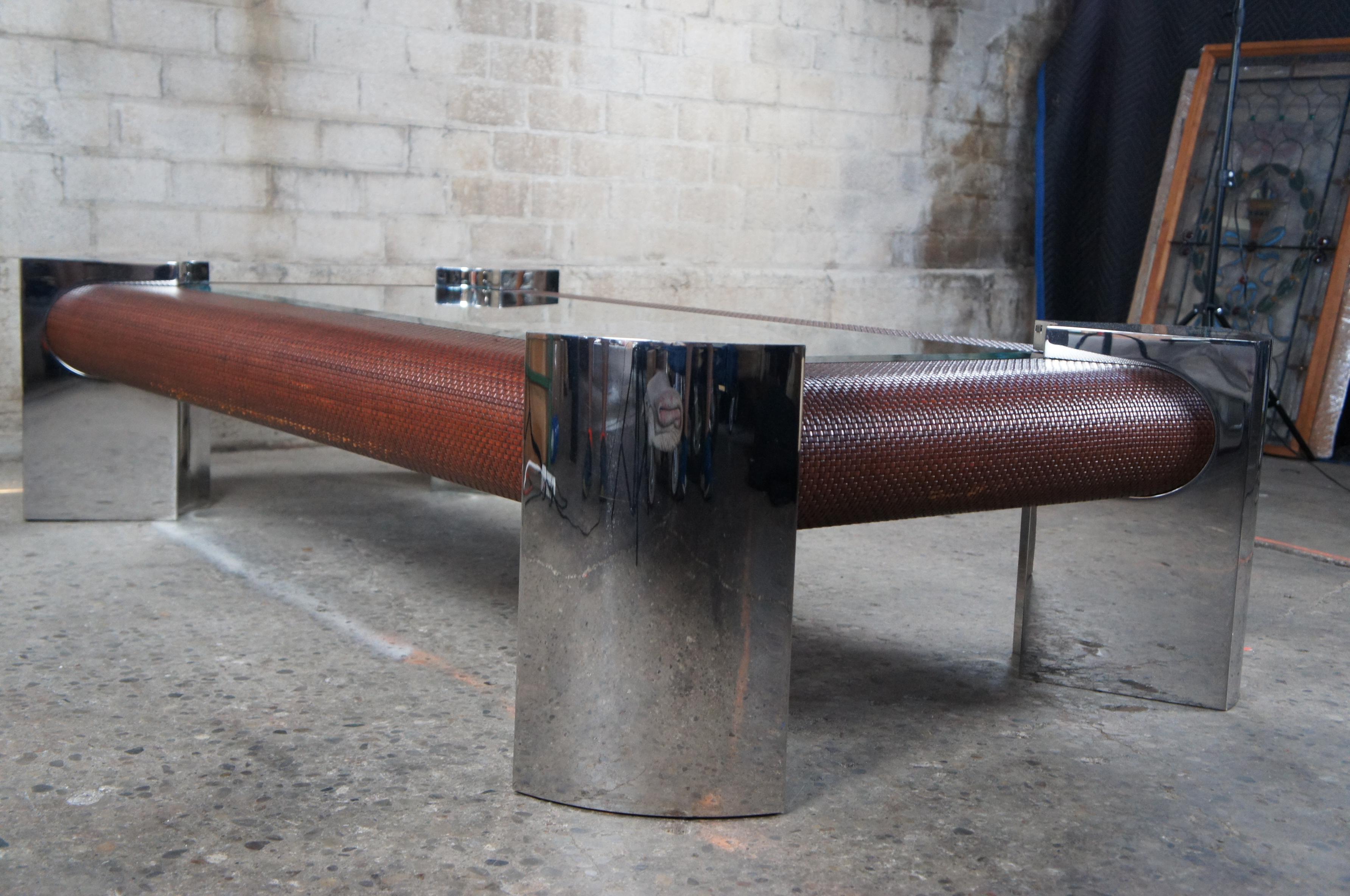 Table basse moderne du milieu du siècle dernier en acier poli, chrome et verre de rotin en vente 4