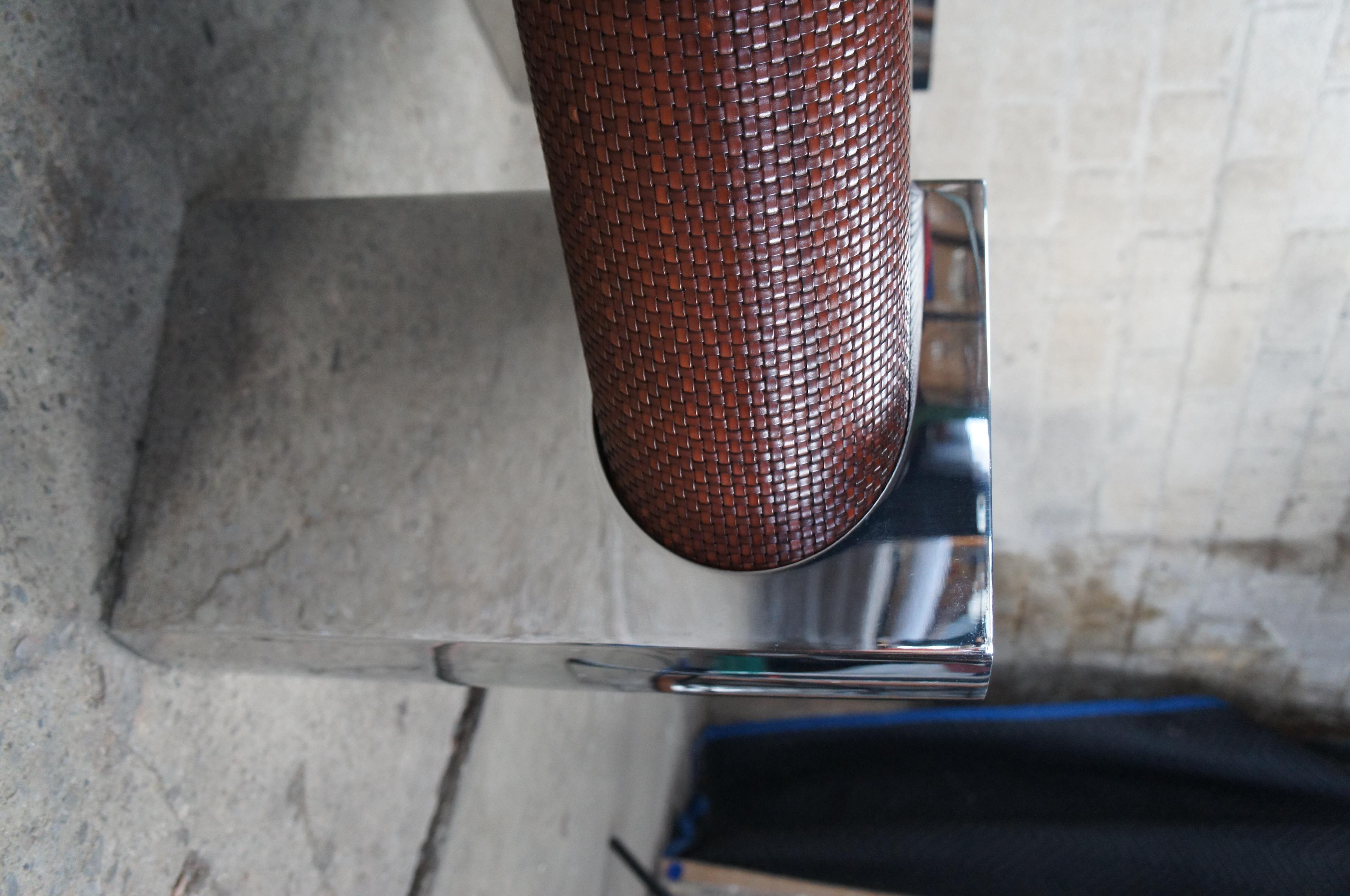 Rotin Table basse moderne du milieu du siècle dernier en acier poli, chrome et verre de rotin en vente