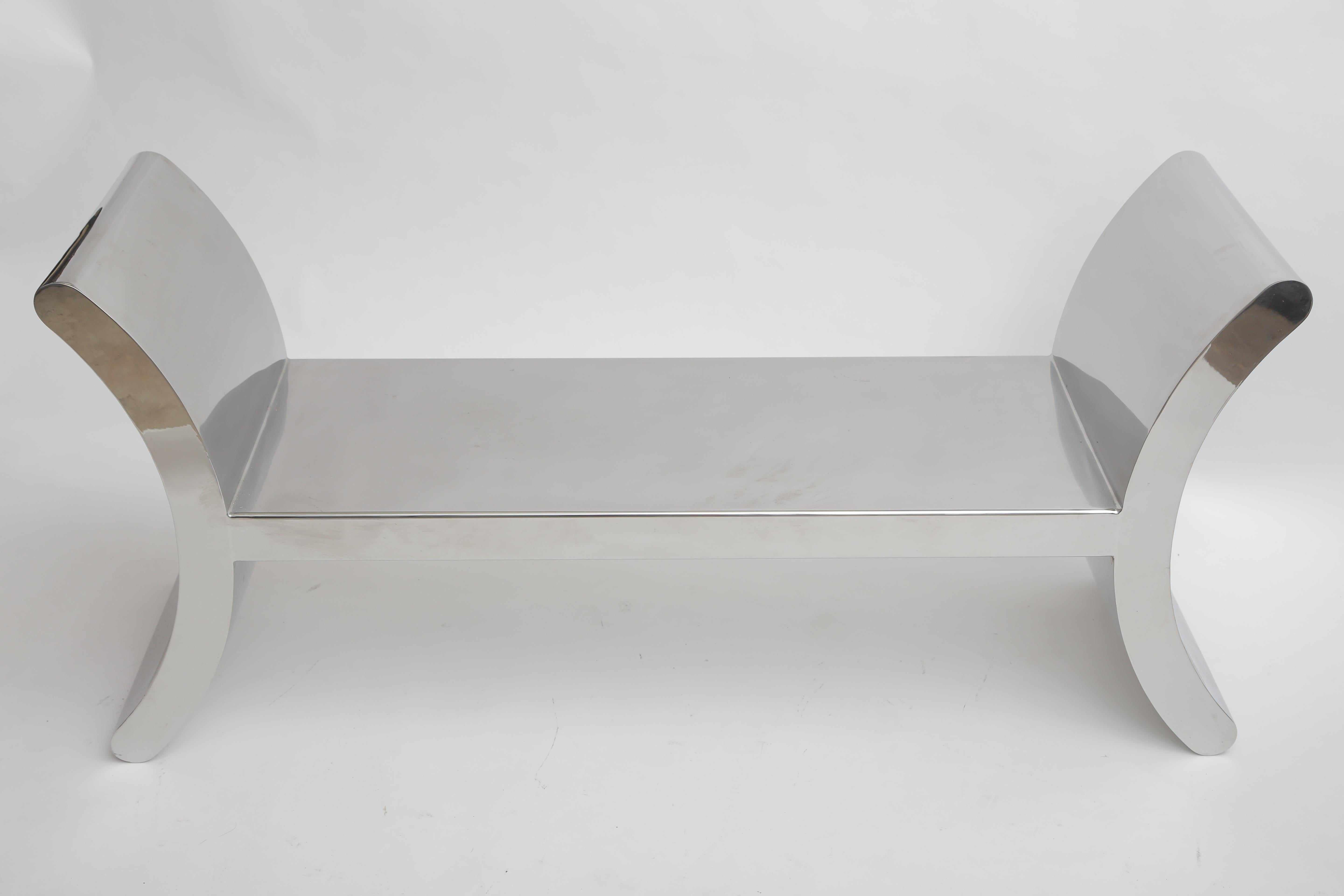 Banc en acier poli miroir, grande forme.
      