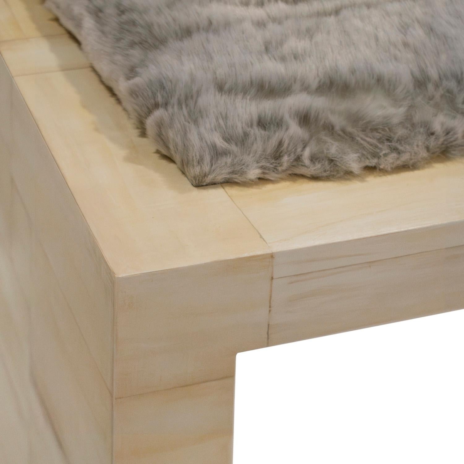 Américain Superbe banc en laque os tessellée avec assise tapissée Ron Seff, années 1980 en vente