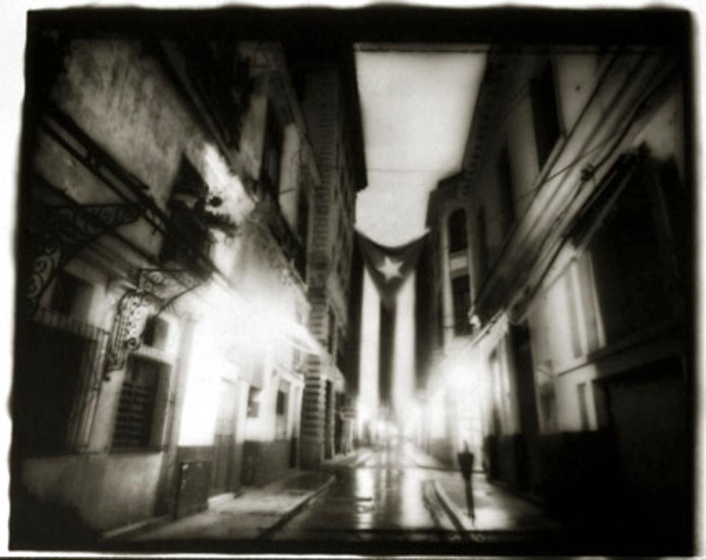 Black and White Photograph Ron Tarver - Drapeau cubain : photo en noir et blanc de La Havane, Cuba paysage urbain de nuit