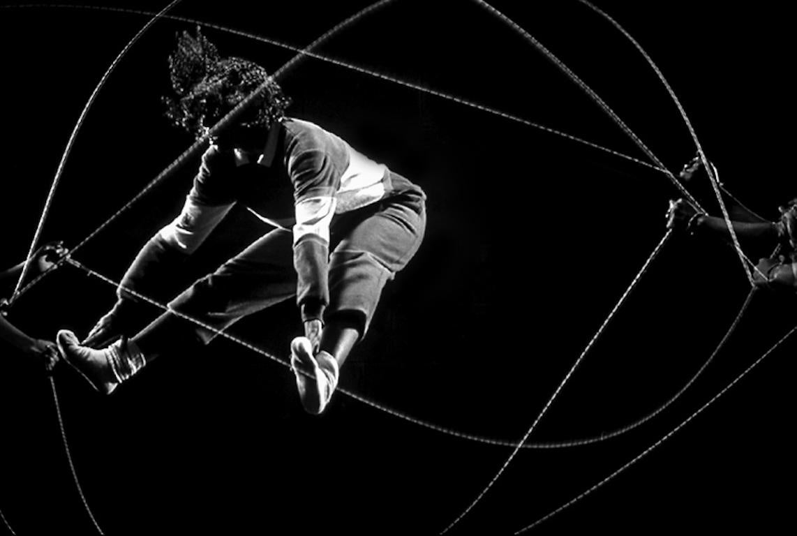 Ron Tarver Black and White Photograph – Schwarze Niederländische #11: Schwarze Mädchen beim Jump-Seil-Spielen in Philadelphia
