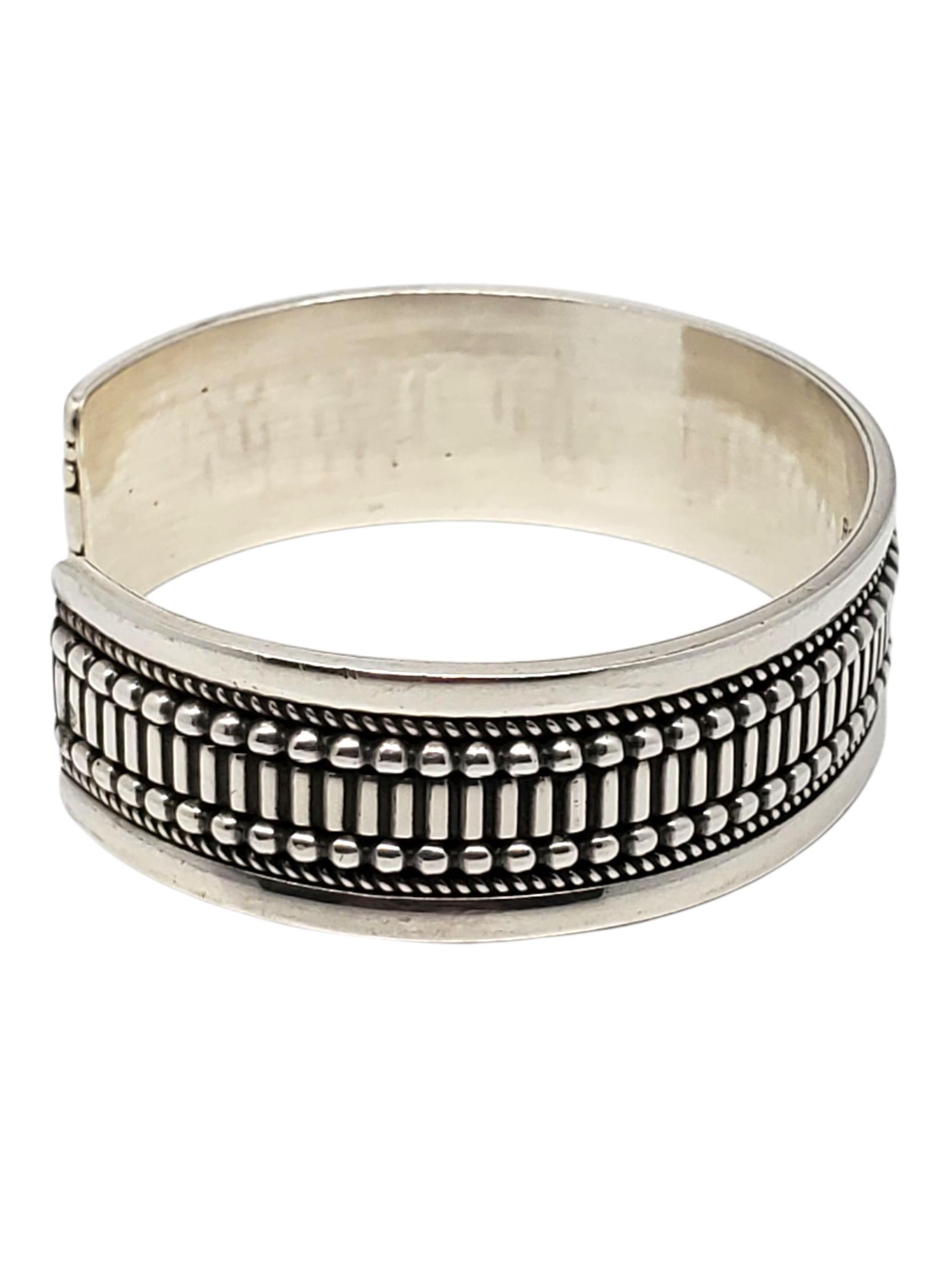 Bracciale geometrico Navjo in argento Sterling Ron Y -

Questo straordinario bracciale in argento sterling, realizzato dall'argentiere Ron Rowe, presenta motivi lineari stampati delimitati da una fila di perline in rilievo.

Dimensioni: 7,25
