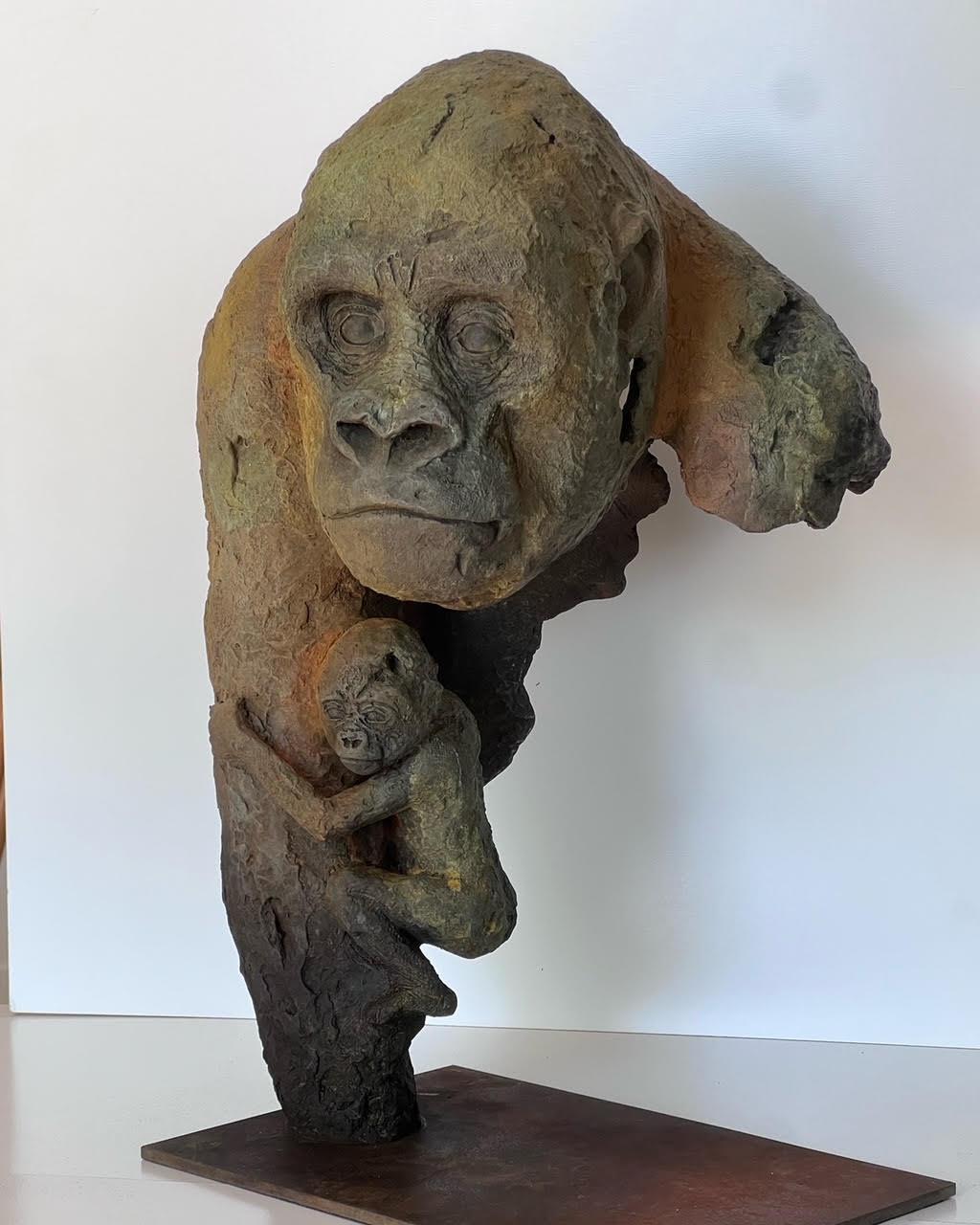In questa scultura in bronzo di madre e figlio l'artista vuole esplorare le relazioni tra uomini e animali, quanto siamo davvero diversi gli uni dagli altri? Spesso usiamo gli animali per simboleggiare le qualità umane, ma molte volte ci