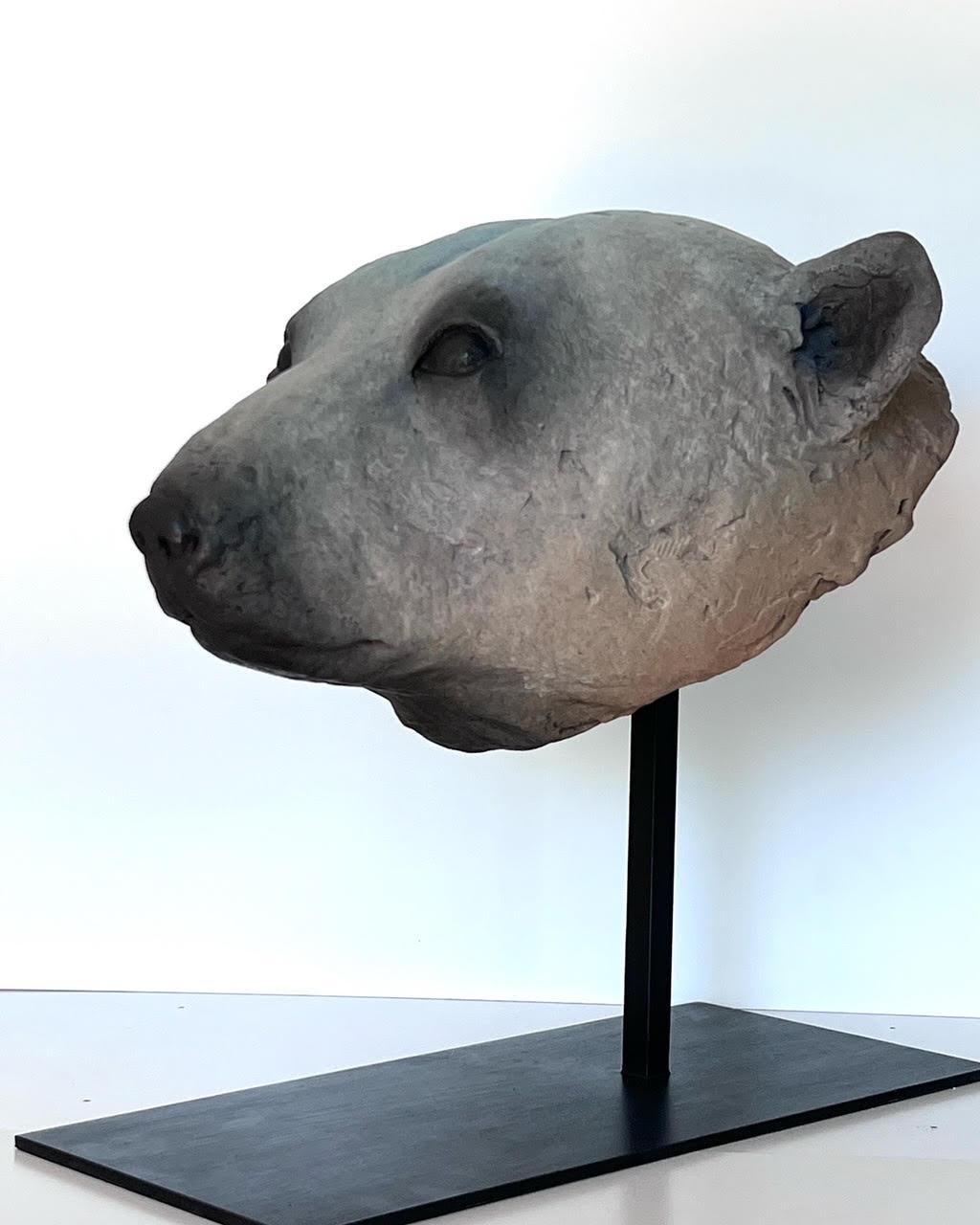 Questa scultura in bronzo riflette il desiderio dell'artista di esplorare le relazioni tra uomini e animali: quanto siamo davvero diversi gli uni dagli altri? Spesso usiamo gli animali per simboleggiare le qualità umane, ma molte volte ci