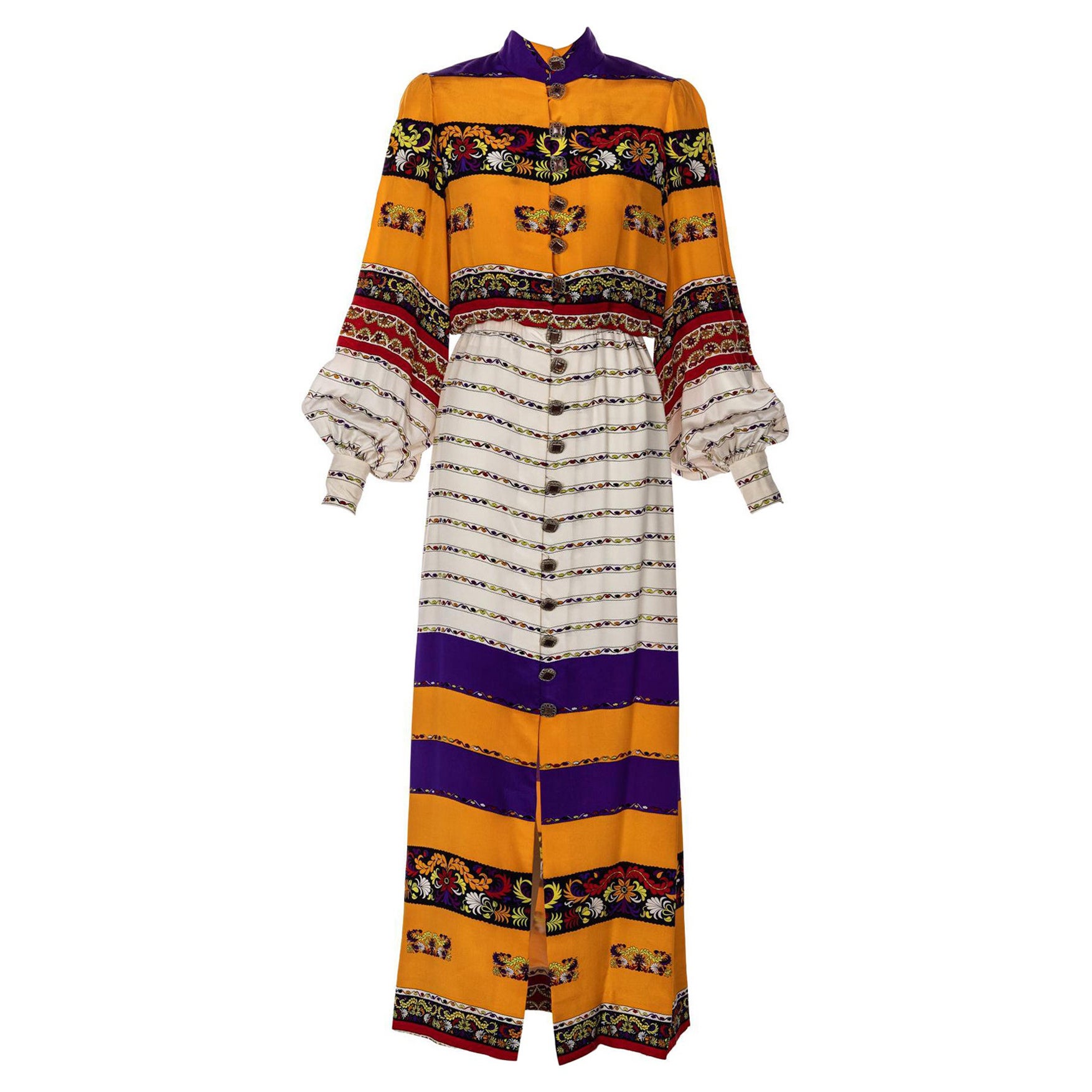 Ronald Amey Couture - Magnifique robe longue imprimée à boutons élaborés, années 1970 en vente