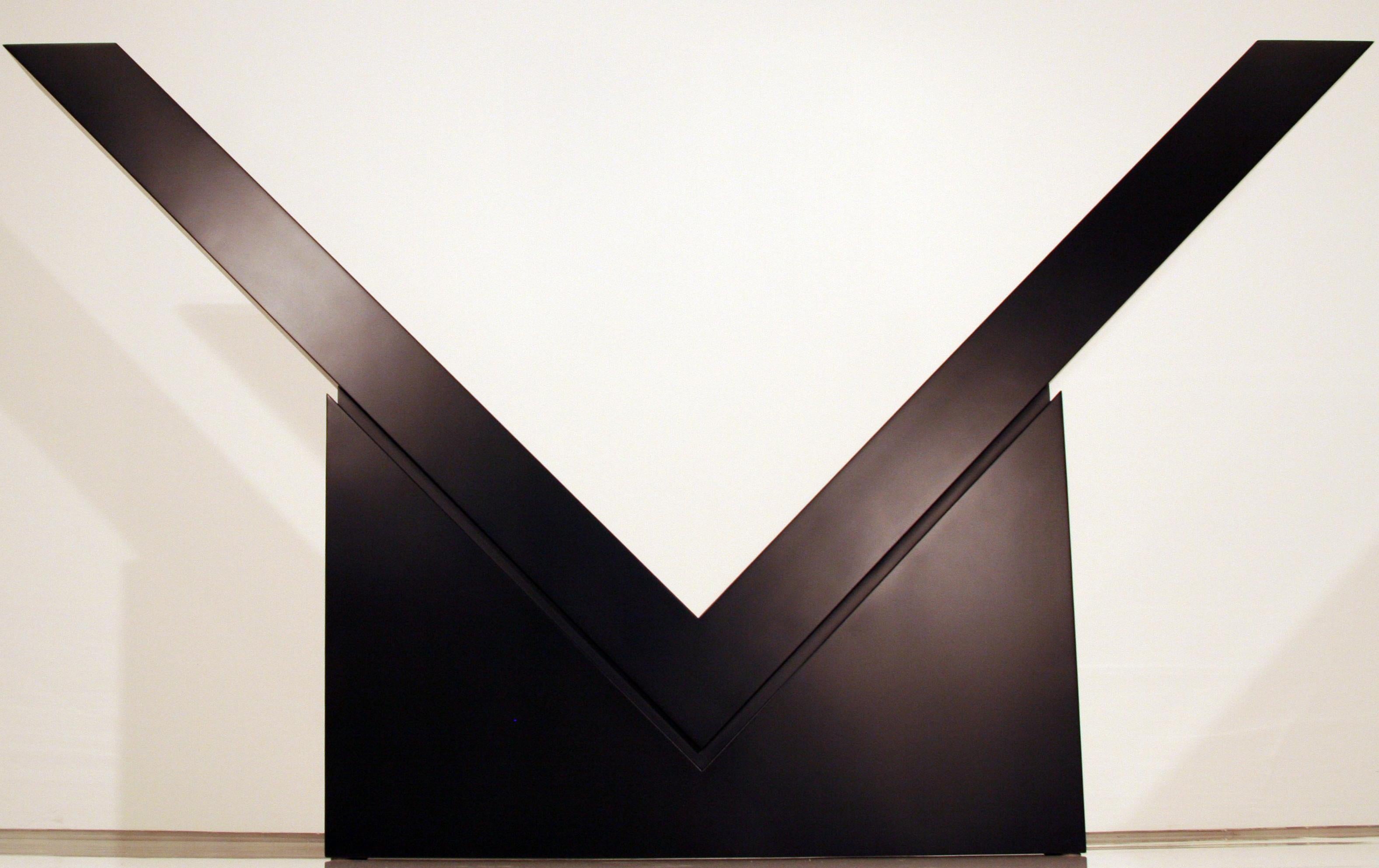 V (Mid-Scale) – Sculpture von Ronald Bladen