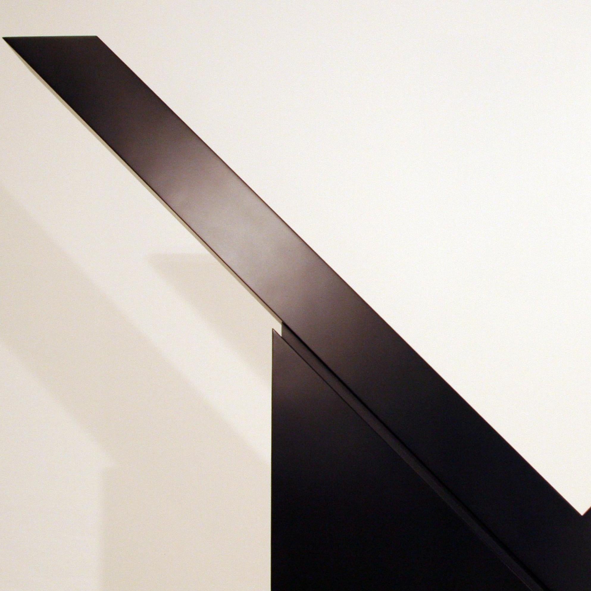 V (Mid-Scale) (Beige), Abstract Sculpture, von Ronald Bladen