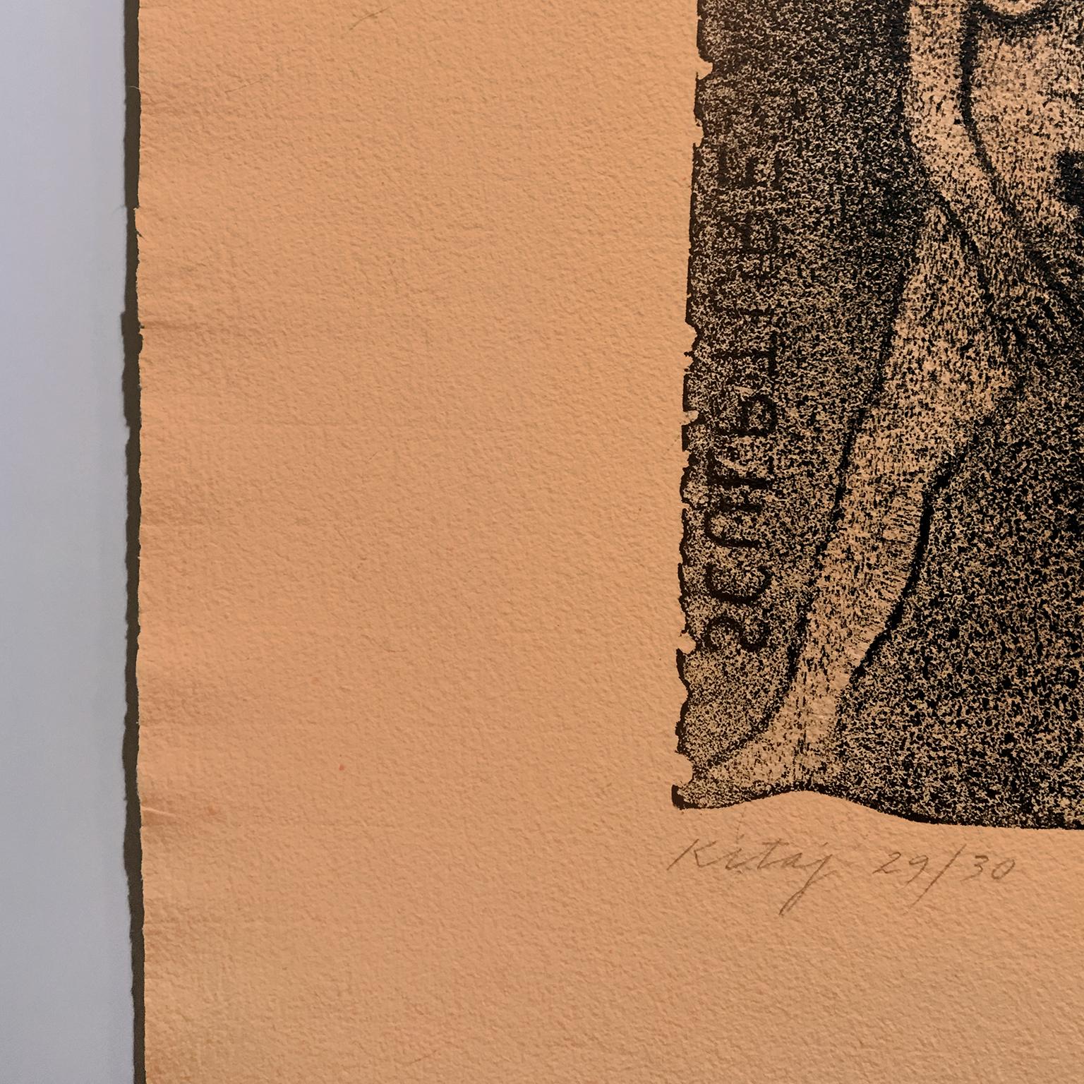 Qui Kitaj raffigura una scultura di una donna nuda, sfumata delicatamente in nero, stampata su una carta arancione tenue fatta a mano dalla texture meravigliosa. La mano della donna raggiunge l'interno della coscia e sta in piedi con la gamba destra