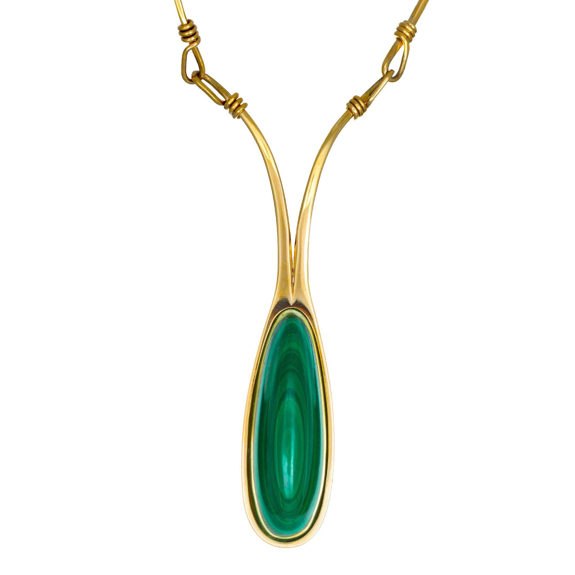 collier tridimensionnel en malachite de l'artiste Ronald Hayes Pearson, datant des années 1950

1 malachite ovale cabochon vert foncé avec des anneaux noirs, environ 35 ct 
or jaune 14k 
Estampillé : 14k 
Hallmark : Pearson
5.6 grammes
De haut en