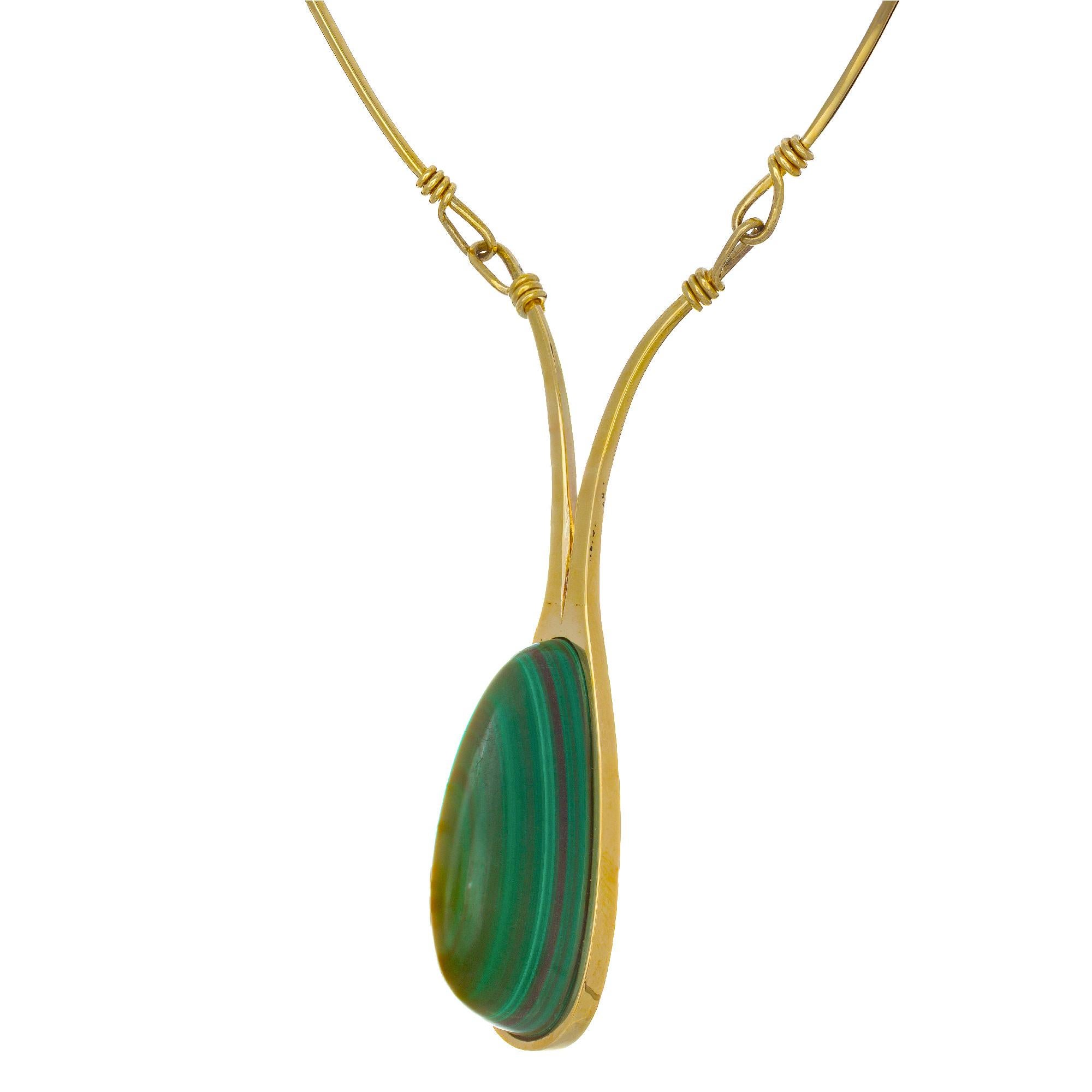 Taille ovale Ronald Hayes, collier pendentif en or jaune et malachite 3D Pearson de 35,00 carats en vente