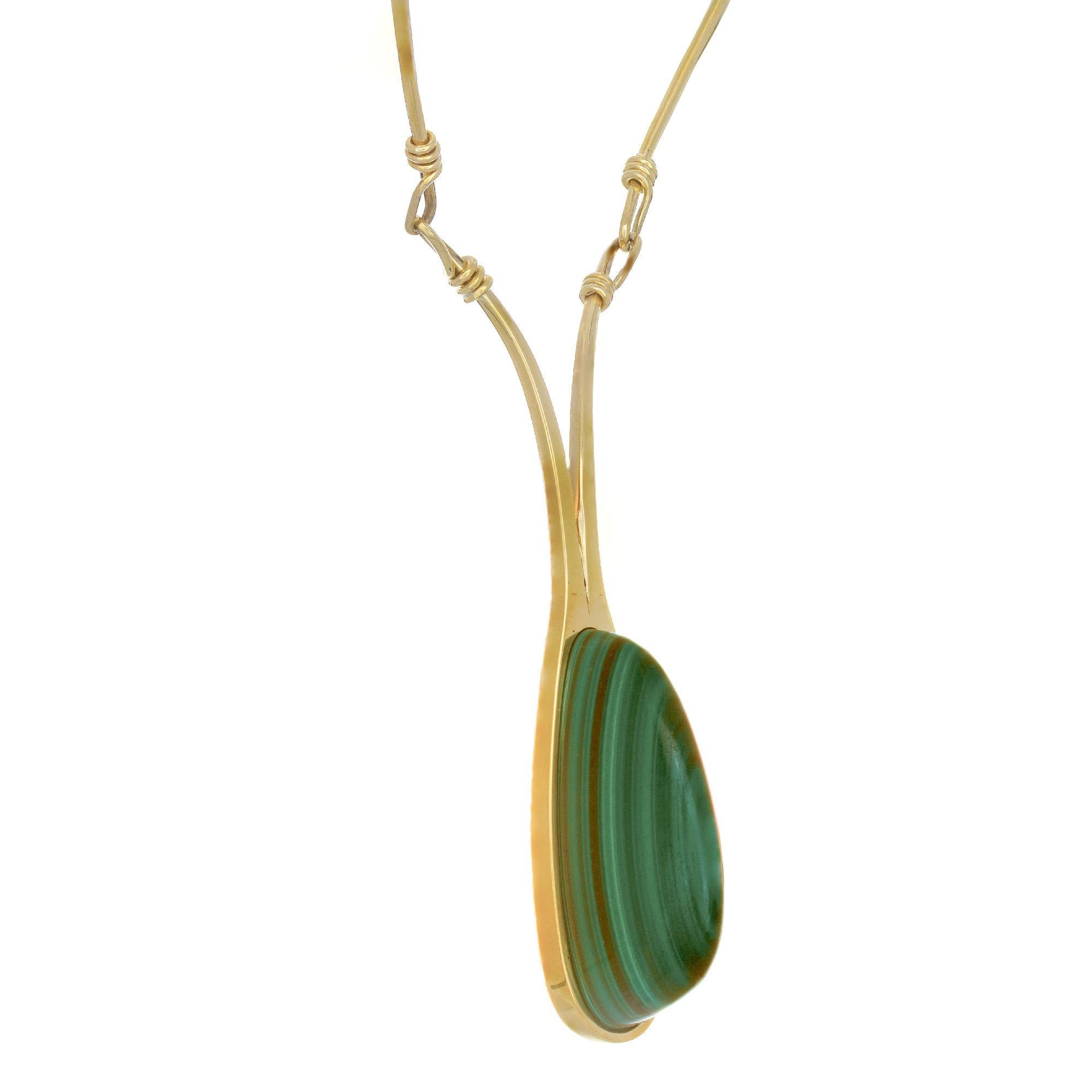 Ronald Hayes, collier pendentif en or jaune et malachite 3D Pearson de 35,00 carats en vente 1