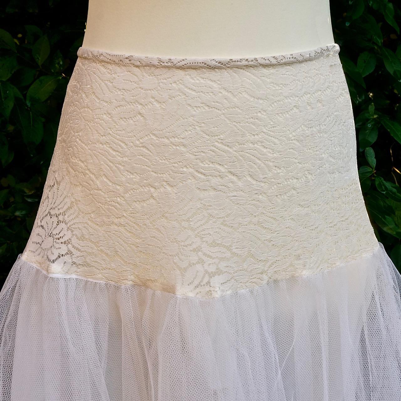 Ronald Joyce London Dreistufiges cremefarbenes Petticoat-Top aus weißem Netz mit Blumenmuster, ca. 1950er Jahre (Weiß) im Angebot