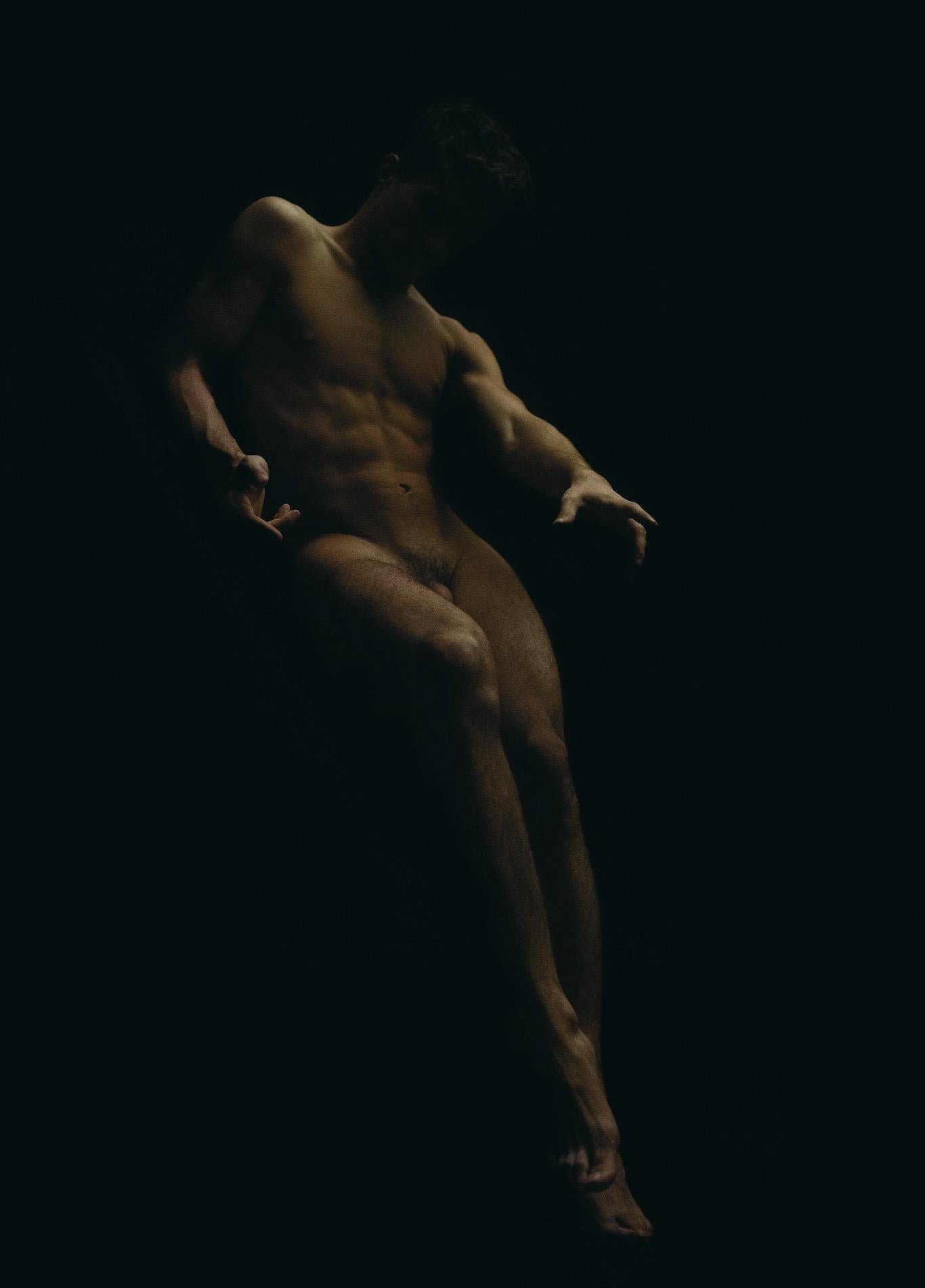 Divine Nude No.19 ist eine limitierte Auflage der Fotografie des französischen zeitgenössischen Künstlers Ronald Martinez. 

Dieses Foto wird nur als ungerahmter Abzug verkauft. Sie ist in 2 Größen erhältlich:
*120 × 86 cm (47,2 × 33,9 in), Auflage: