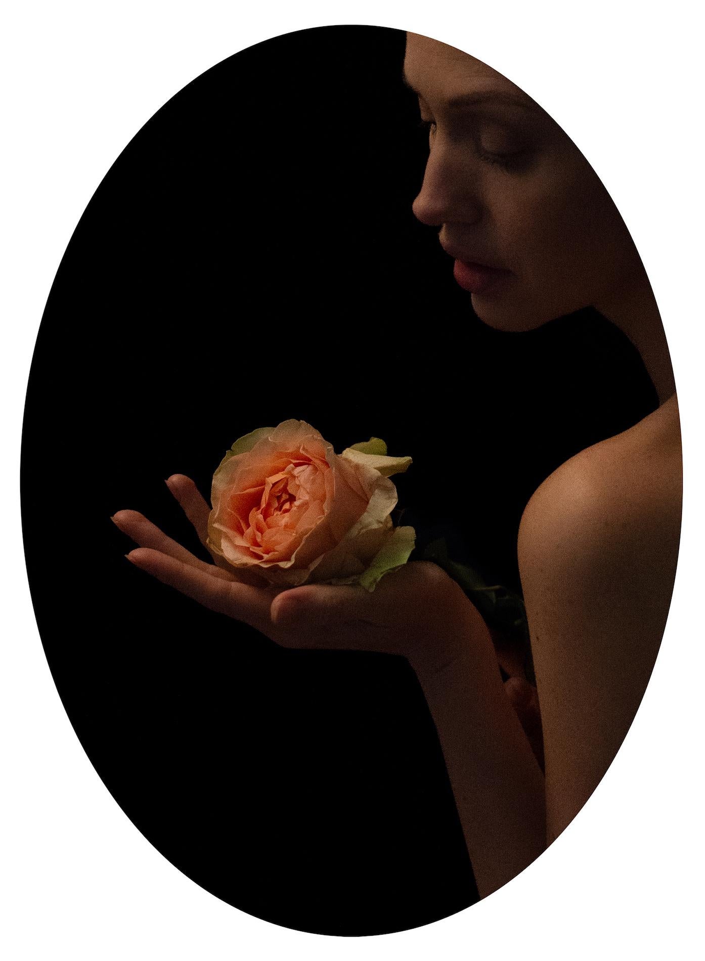 Divine Nude No.39 est une photographie en édition limitée de l
artiste contemporain français Ronald Martinez. 

Cette photographie est vendue non encadrée en tant que tirage uniquement. Il est disponible en 2 dimensions :
*40 × 30 cm (15,7 × 11,8