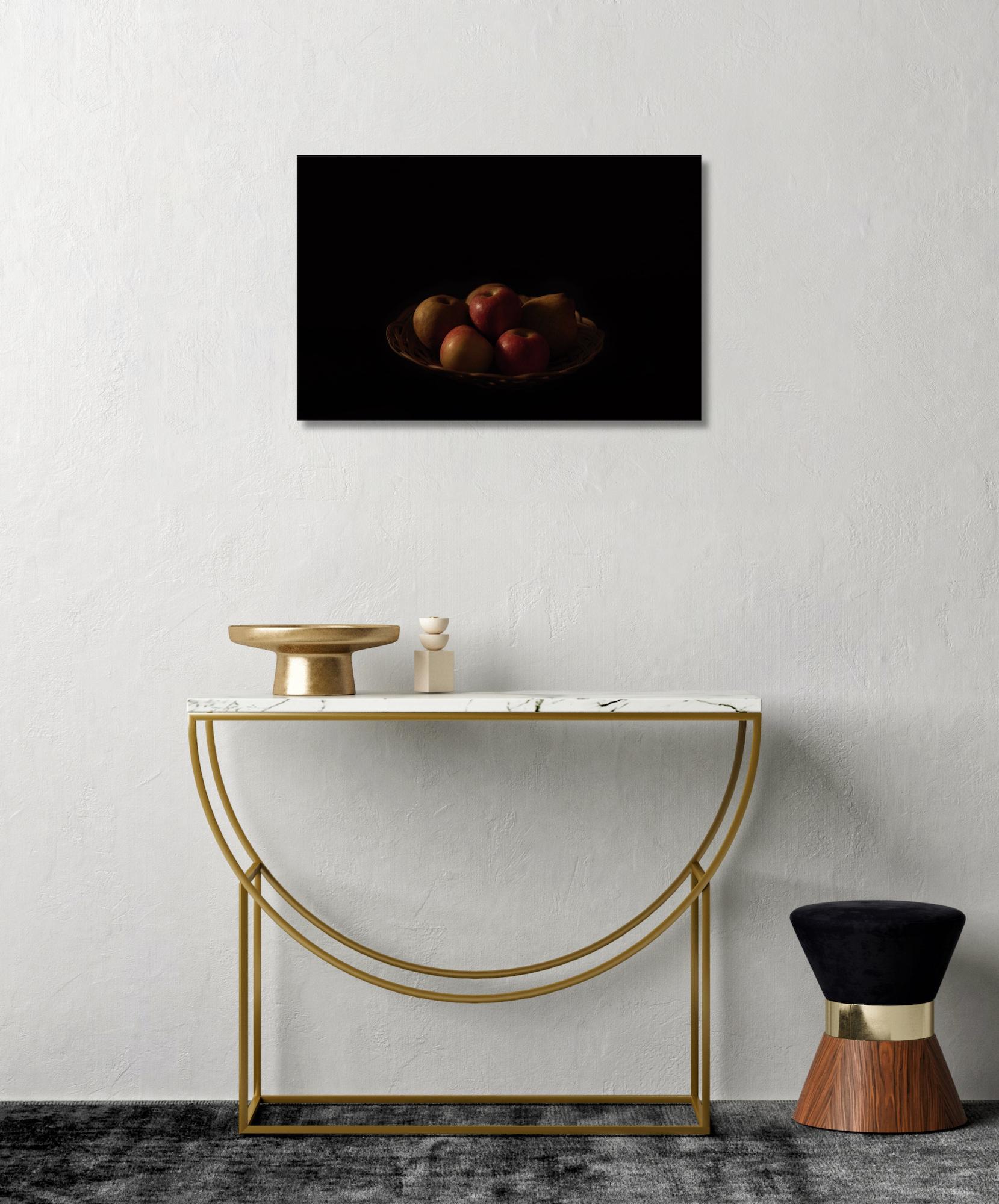 Omnia Vanitas No.5 de Ronald Martinez - Photographie d'art, nature morte, pomme en vente 1