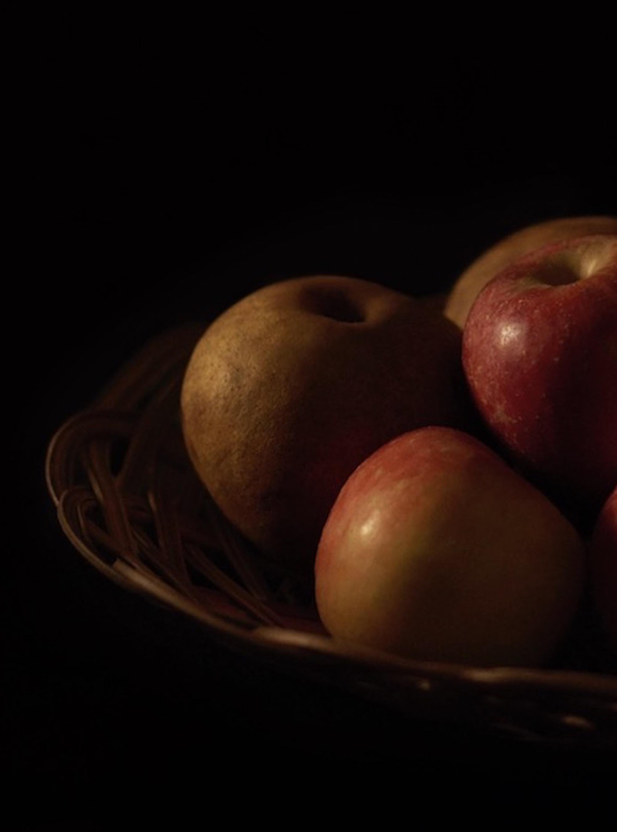 Omnia Vanitas No.5 de Ronald Martinez - Photographie d'art, nature morte, pomme en vente 2