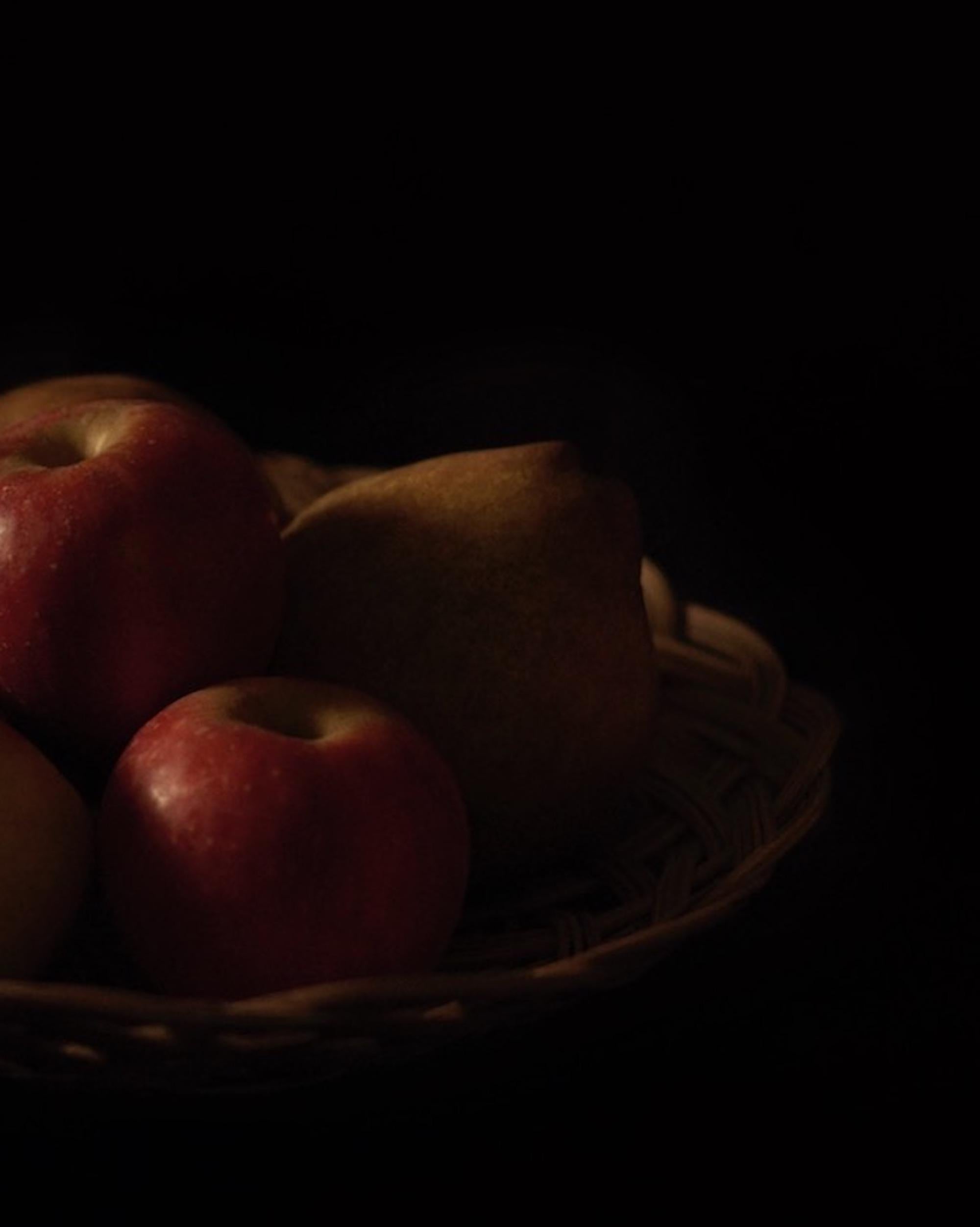 Omnia Vanitas No.5 de Ronald Martinez - Photographie d'art, nature morte, pomme en vente 3