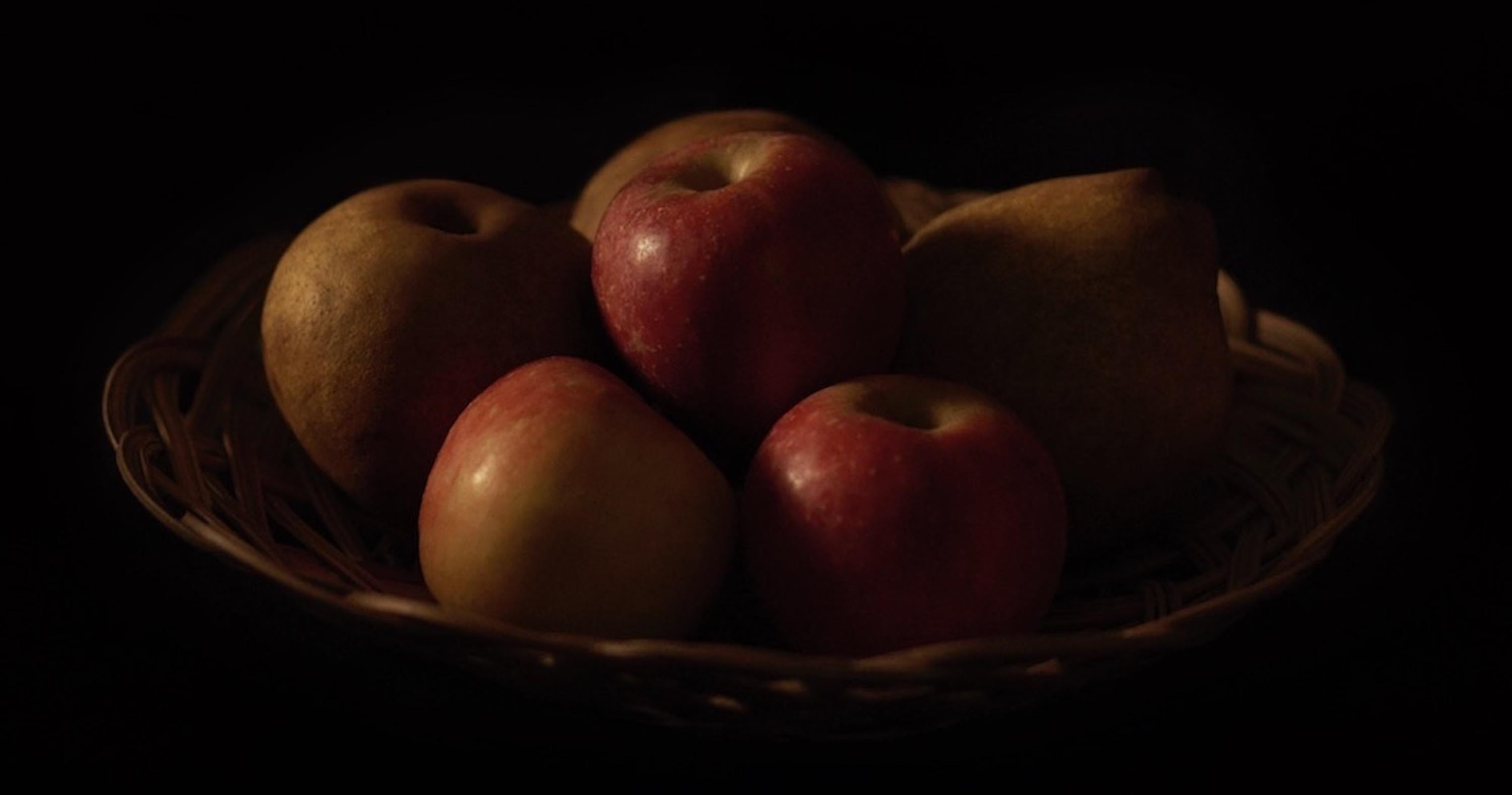Omnia Vanitas No.5 de Ronald Martinez - Photographie d'art, nature morte, pomme en vente 4