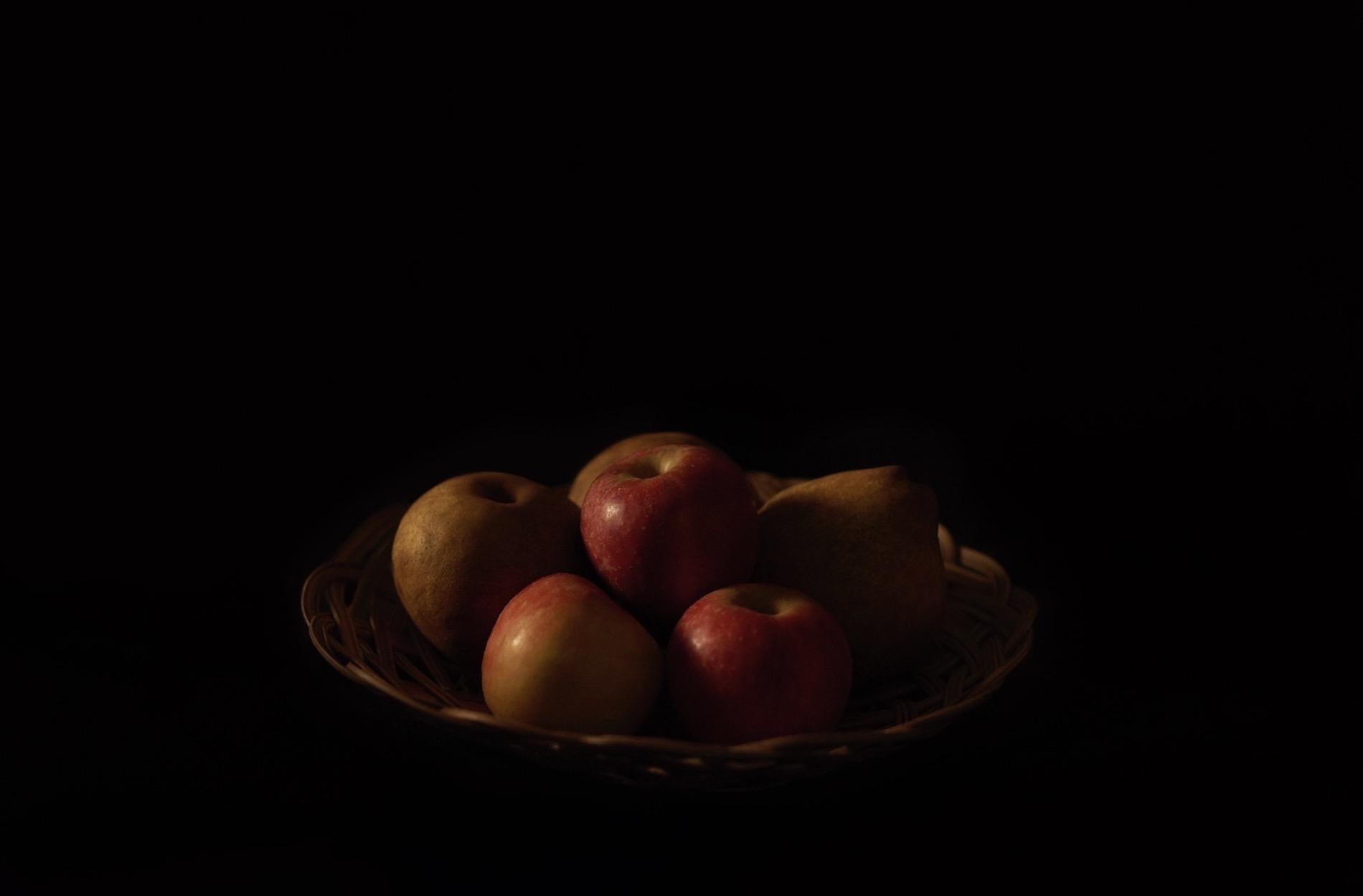 Omnia Vanitas No.5 di Ronald Martinez - Fotografia d'autore, natura morta, mela