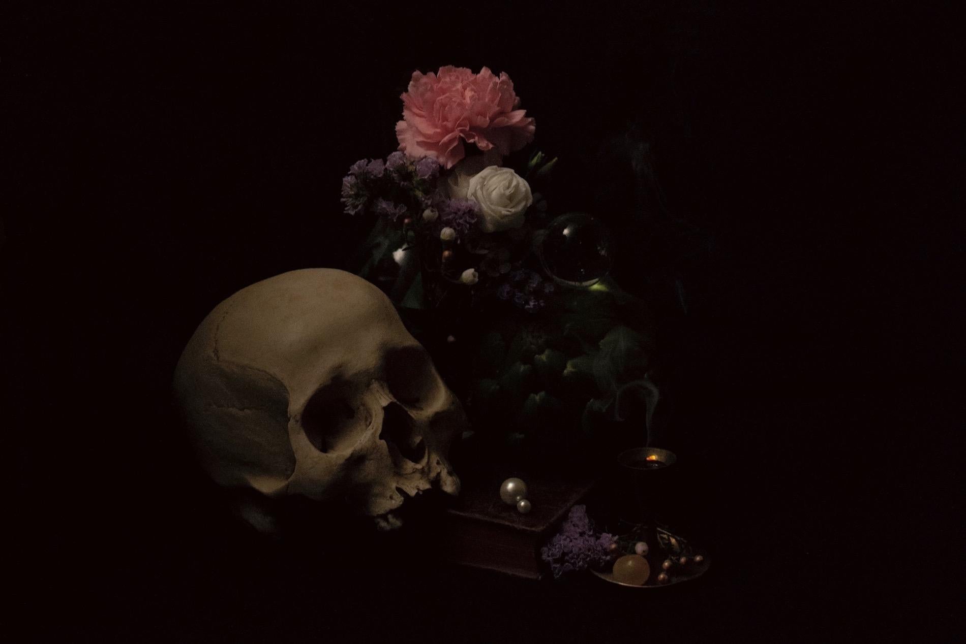 Omnia Vanitas No.7 von Ronald Martinez – Kunstfotografie, Stillleben, Schädel