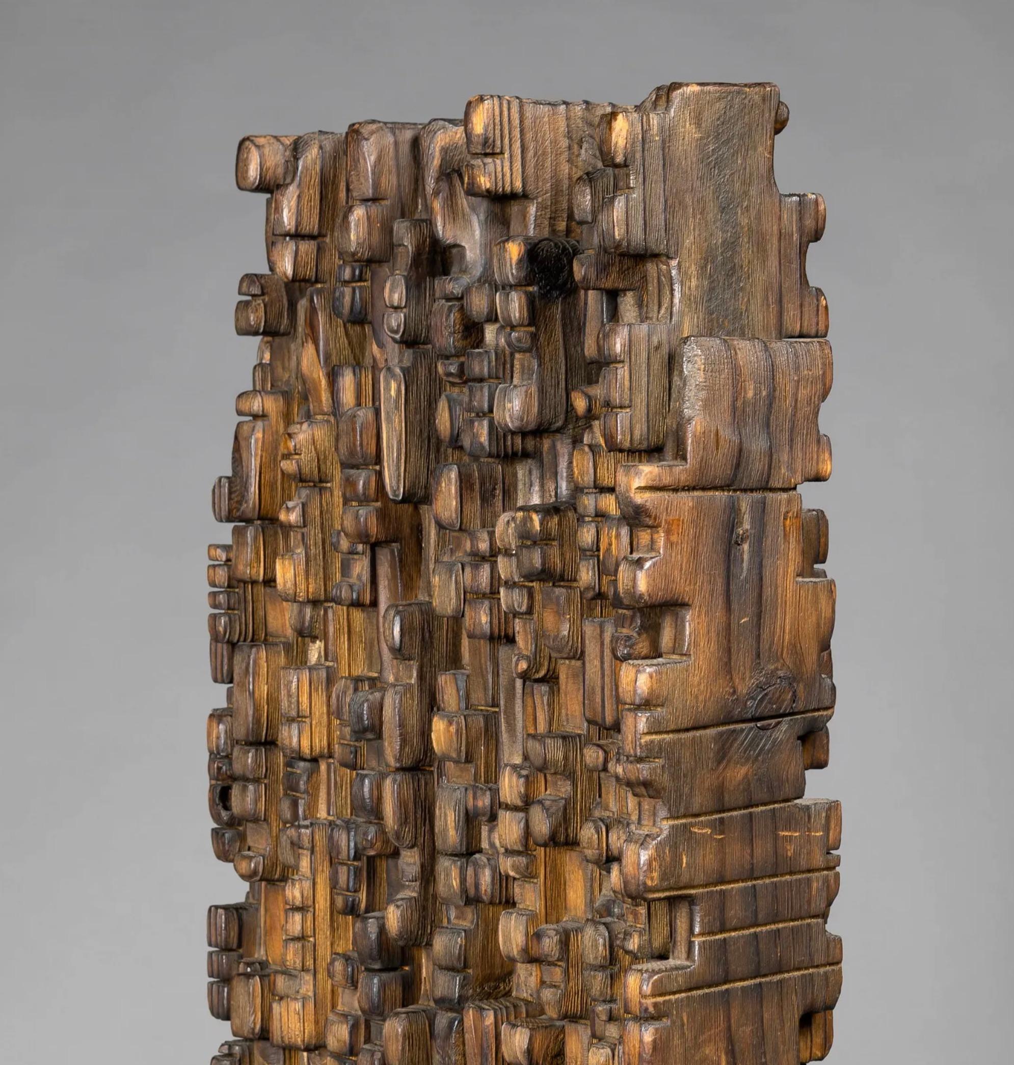 Scultura da pavimento in legno intagliato di Ronald Mylchreest
Ronald Mylchreest è stato un artista sudafricano
la base in marmo presenta segni di usura
