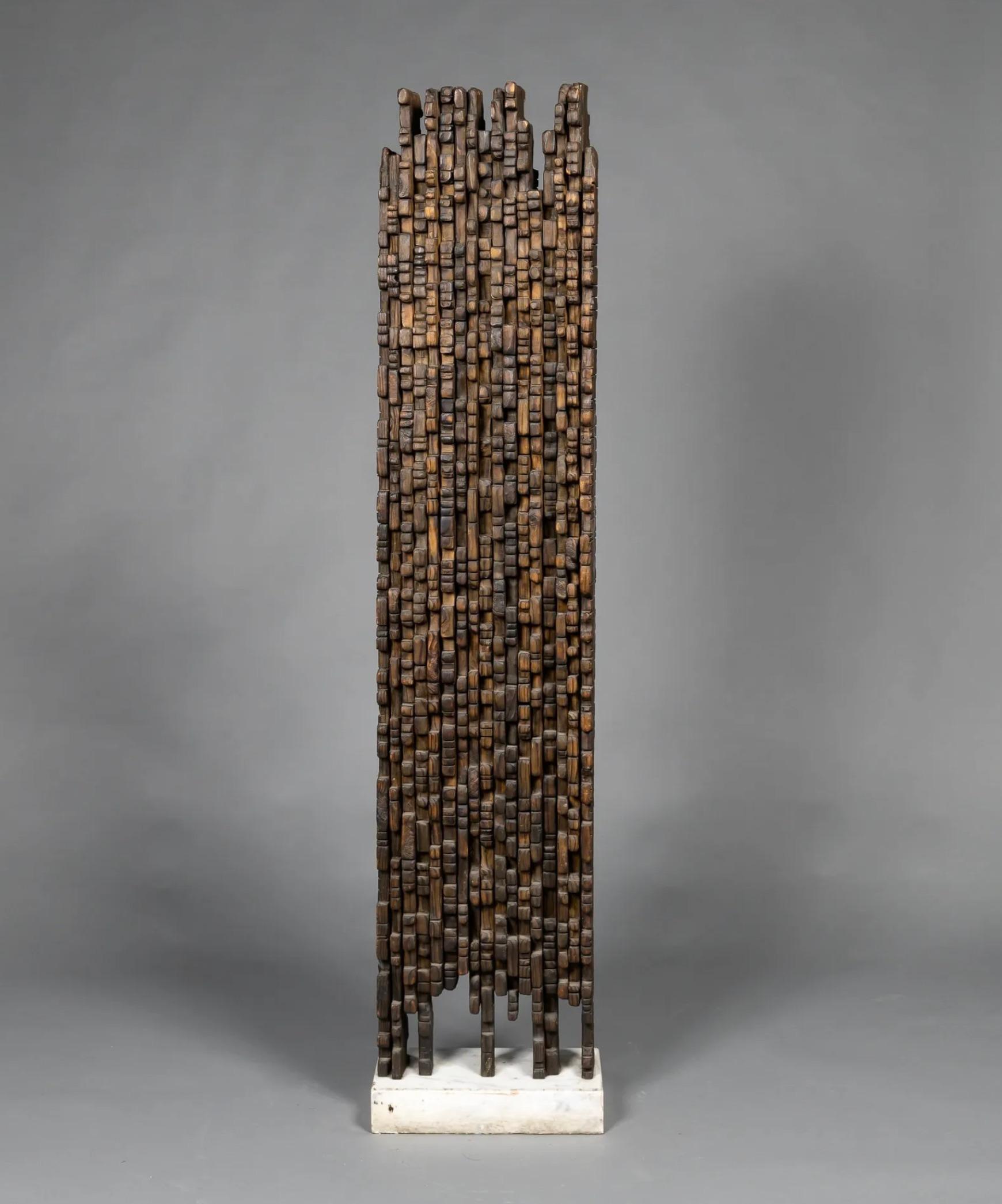Sudafricano Ronald Mylchreest Scultura totemica in legno intagliato in vendita