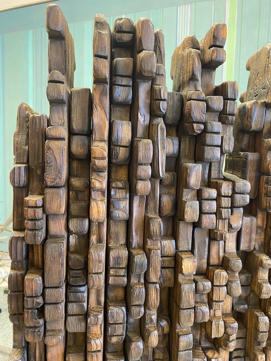 Metà XX secolo Ronald Mylchreest Scultura totemica in legno intagliato in vendita